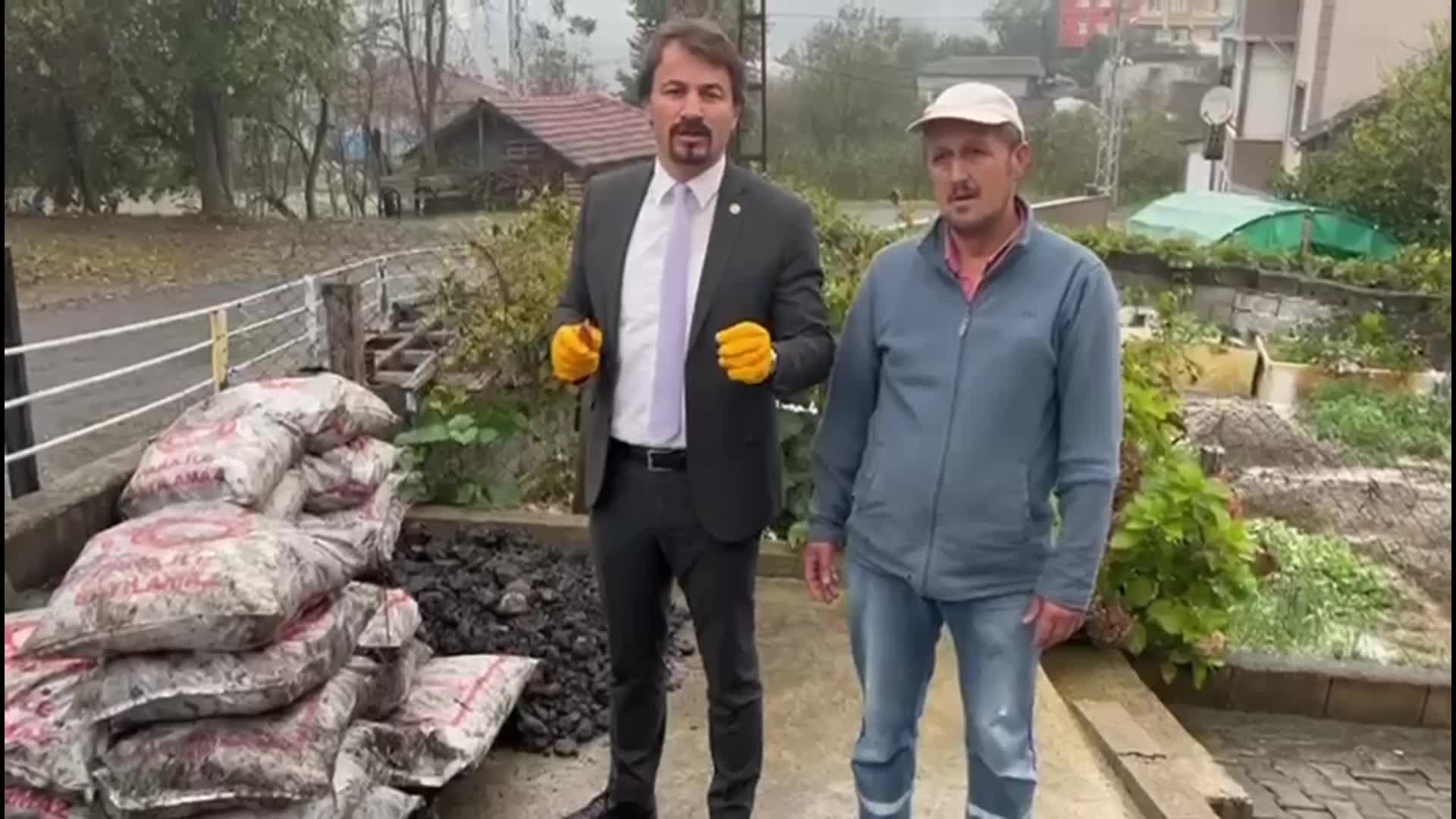 CHP’Lİ ERTUĞRUL, KÖMÜR ÇUVALLARINDAN TAŞ ÇIKMASINA TEPKİ GÖSTERDİ: “ASIL YAPMAMIZ GEREKEN ŞEY, KÖMÜR VE GIDA YARDIMINA MUHTAÇ OLAN İNSAN SAYISINI EN AZA İNDİRMEK"