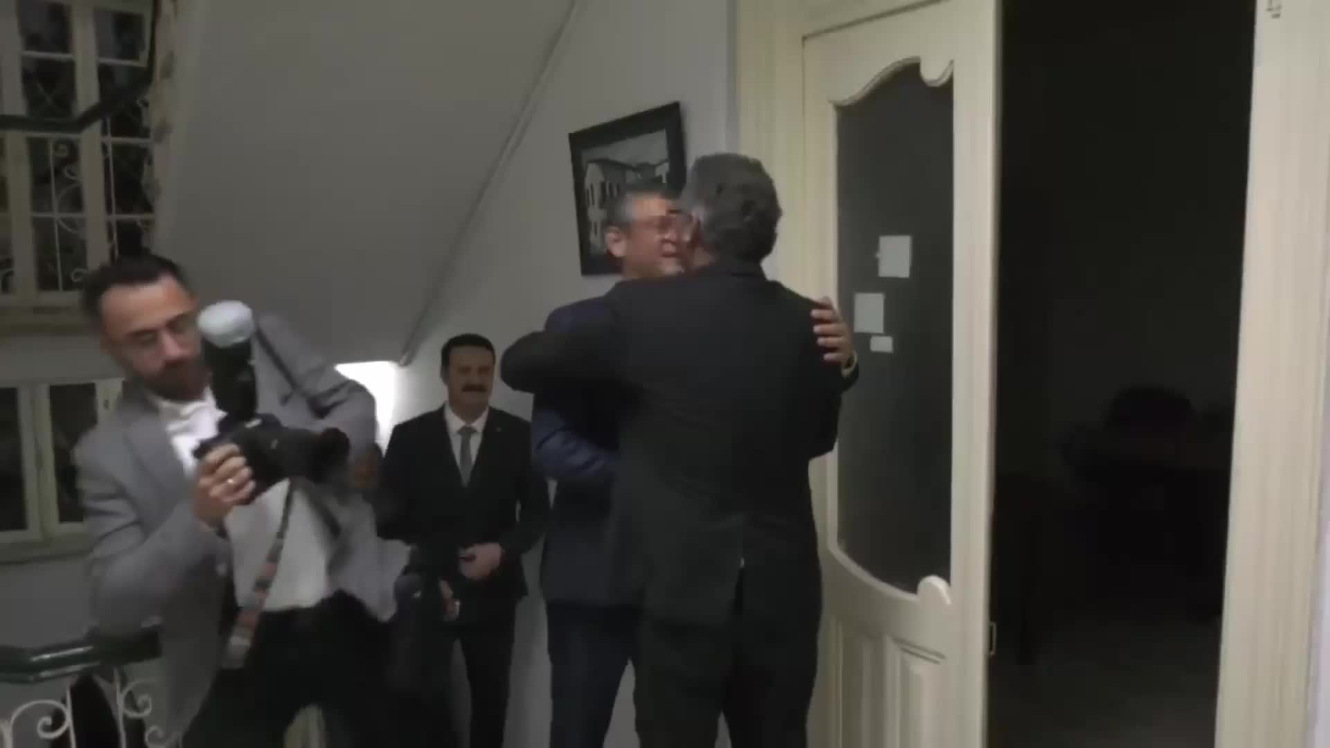 ÖZGÜR ÖZEL, CTP GENEL BAŞKANI ERHÜMAN'I ZİYARET ETTİ... ÖZEL: "SOSYALİST ENTERNASYONAL'DE BUNDAN SONRA PARTİYİ BEN TEMSİL EDECEĞİM"