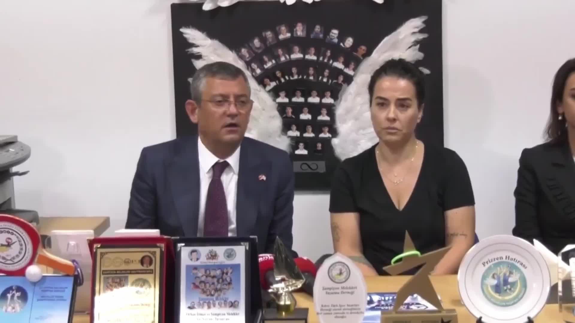 ÖZGÜR ÖZEL, KKTC'DE ŞAMPİYON MELEKLERİ YAŞATMA DERNEĞİ'Nİ ZİYARET ETTİ: "BİZİM GÖREVİMİZ; 'ŞAMPİYON MELEKLER'İN UNUTULMAMASI, YARGI SÜRECİ NOKTASINDA ADALETİN SAĞLANMASI, BÜTÜN SORUMLULARIN HESAP VERMESİ"