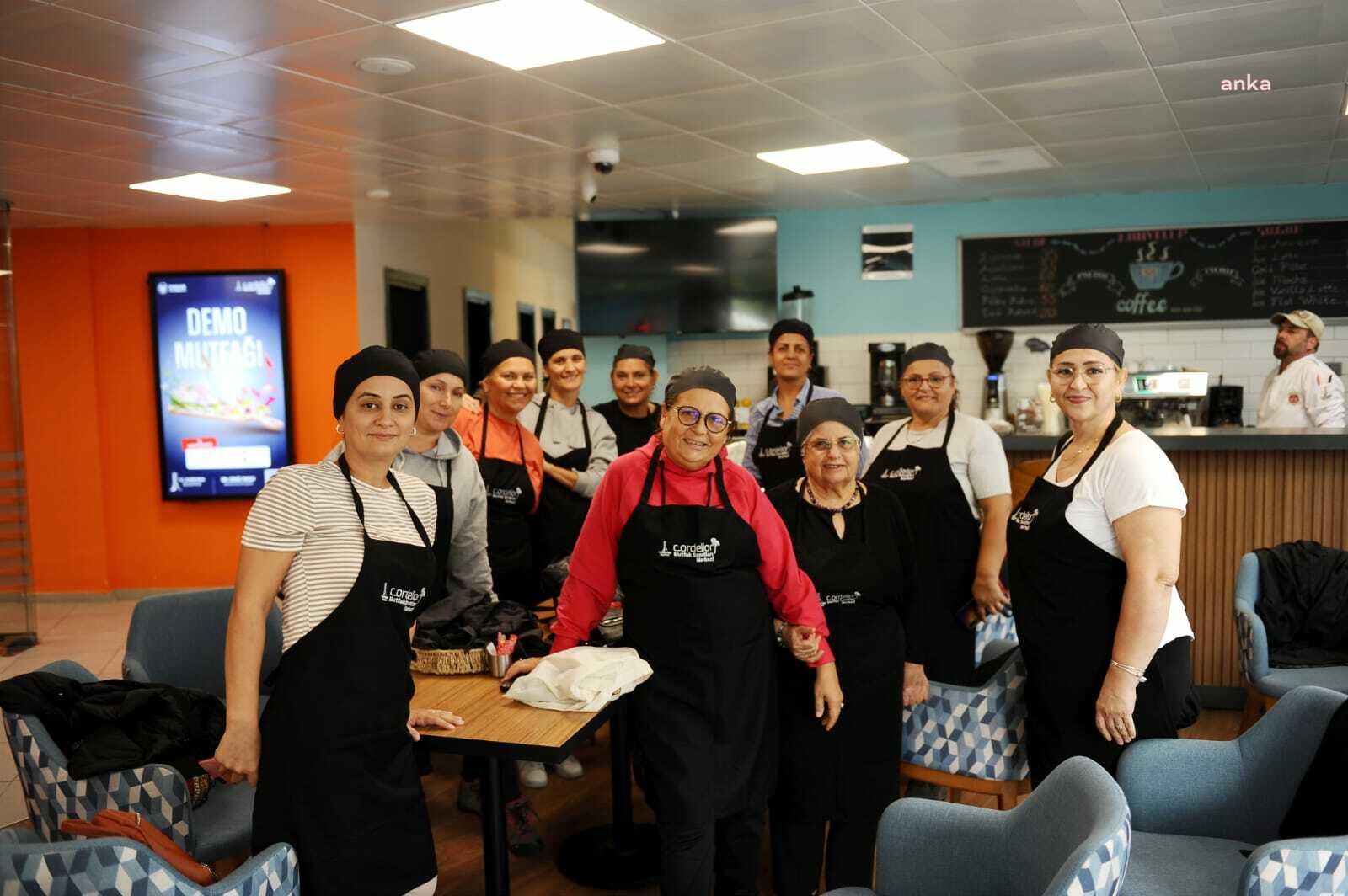 KARŞIYAKA'DA DUYMA ENGELLİ ŞEFLER VEGAN MUTFAĞI DENEYİMLEDİ