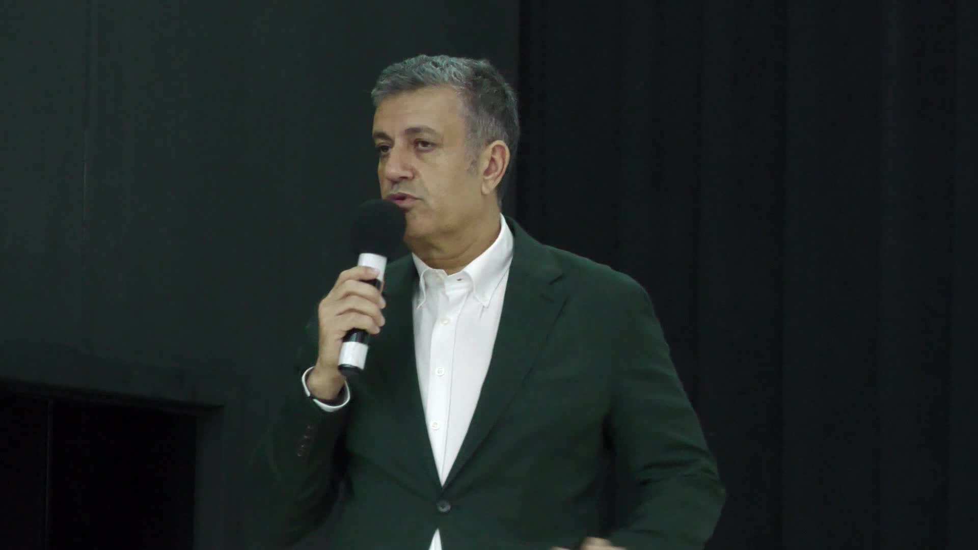 ESENYURTLU KADINLAR TASARIMLARIYLA PODYUMU RENKLENDİRDİ