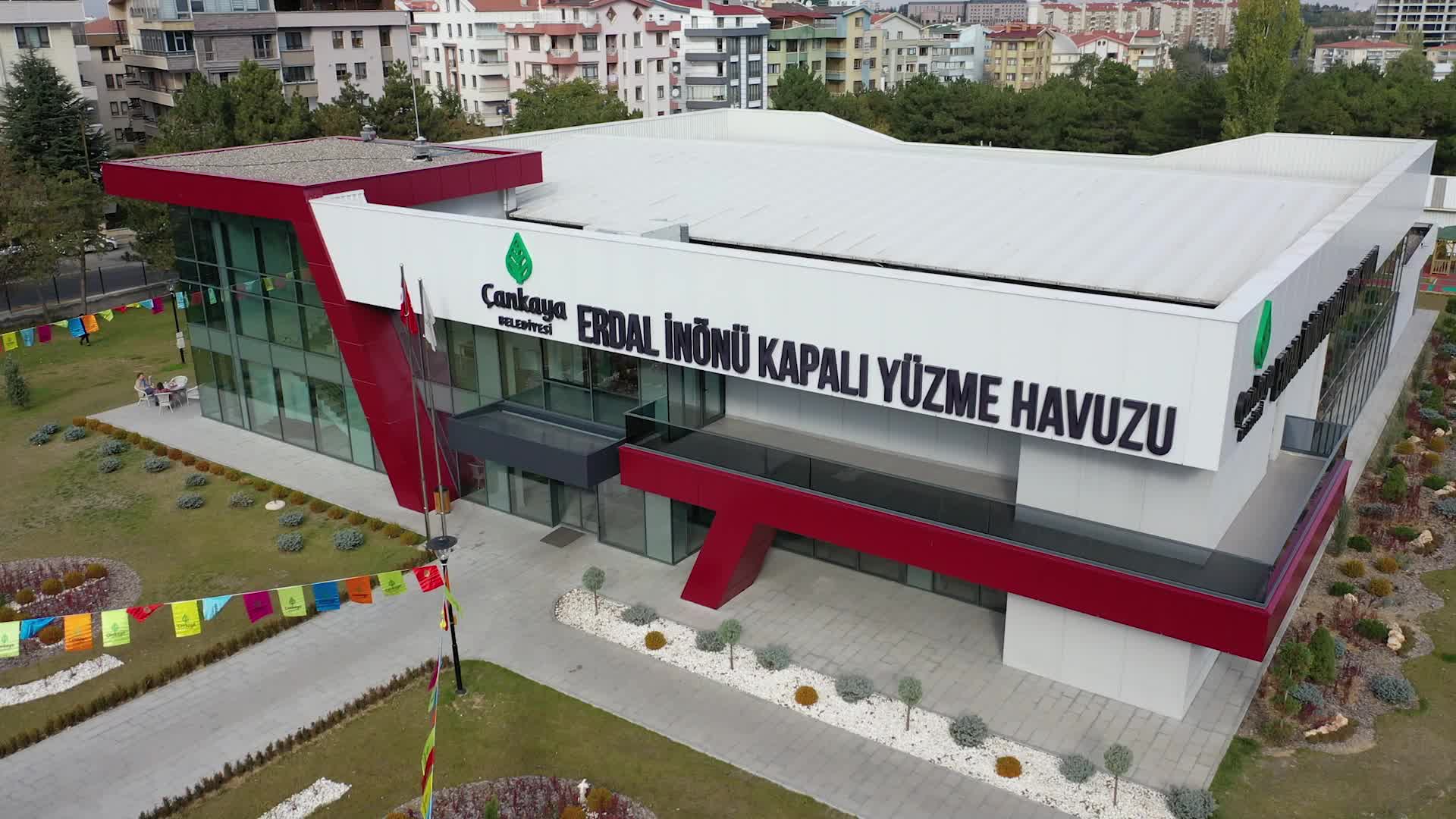 ÇANKAYA’NIN İLK KAPALI YÜZME HAVUZUNDA SU CİMNASTİĞİ İLGİ GÖRÜYOR