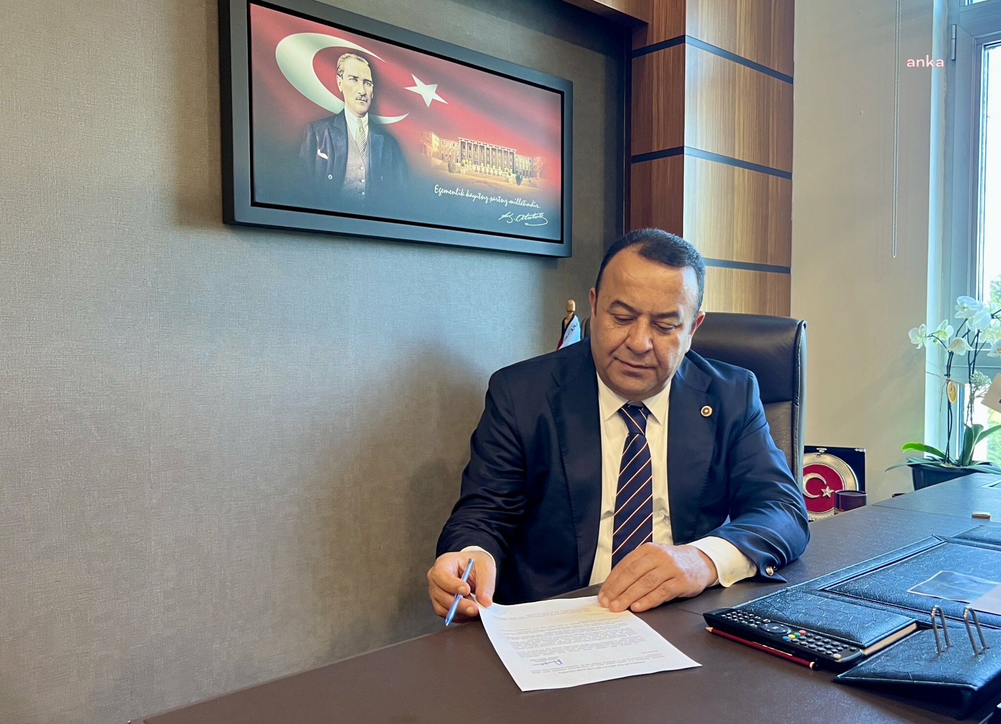 İYİ PARTİ ANKARA MİLLETVEKİLİ ADNAN BEKER, İYİ PARTİDEN İSTİFA ETTİ: “DAİMA ‘ÖNCE ÜLKEMİN, ÖNCE MİLLETİMİN MENFAATİ’ DEDİM”
