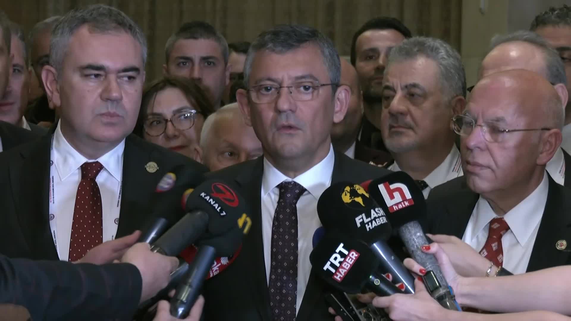 ÖZGÜR ÖZEL: “BEN RECEP TAYYİP ERDOĞAN’A KARŞI DEVLETİ, DÜZENİ, HUKUKU SAVUNUYORUM...ONUN CUMHURBAŞKANLIĞINI GÜVENCE ALTINA ALAN ANAYASA MADDESİNİ SAVUNUYORUM”