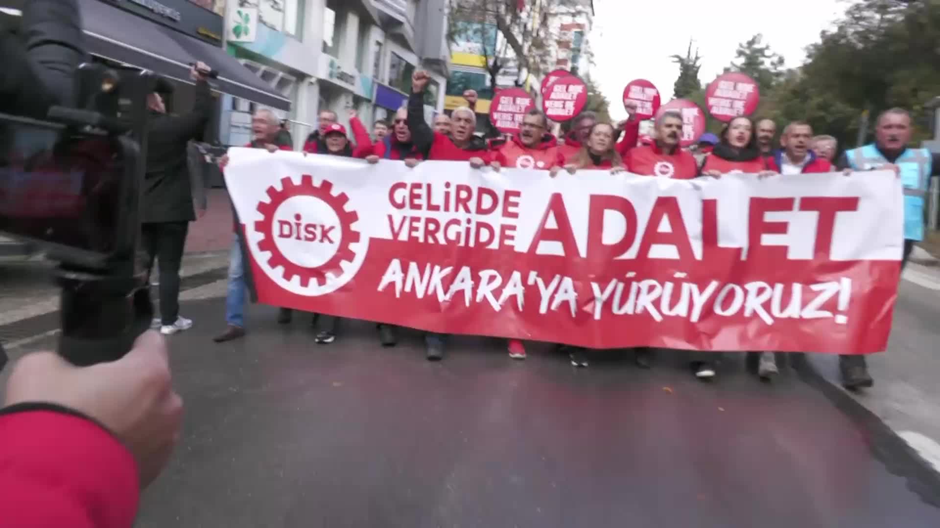 DİSK’İN ANKARA YÜRÜYÜŞÜ BİLECİK’TE... ÇERKEZOĞLU: “MAYIS SEÇİMLERİNDEN SONRA HER ŞEYİN FİYATI İĞNEDEN İPLİĞE ARTTI AMA BİZİM ÜCRETLERİMİZ HER GÜN DÜŞÜYOR”