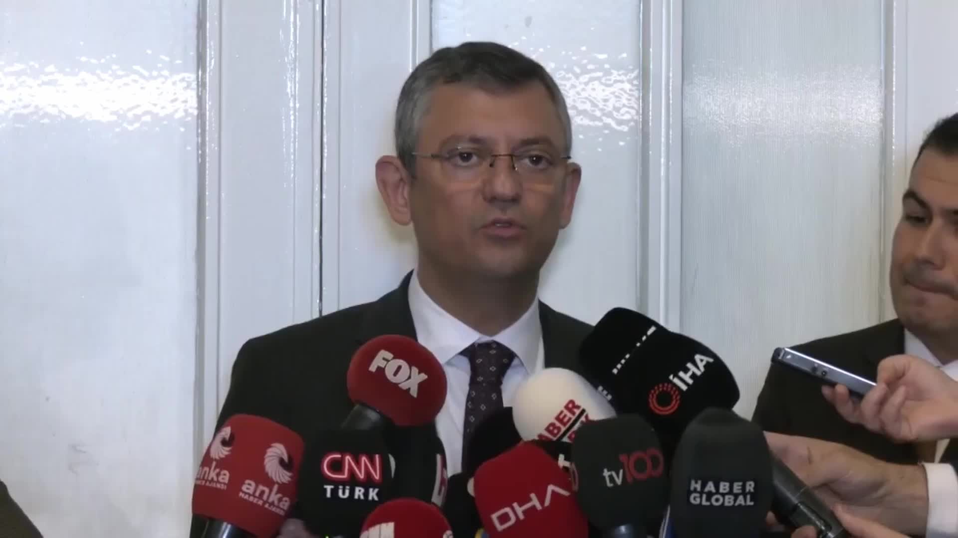 ÖZGÜR ÖZEL’DEN, SAMAST’IN TAHLİYESİ HAKKINDA AÇIKLAMA: “KARANLIK VE DERİN GÜÇLER HEPİMİZİN GÖZÜNÜN ÖNÜNDE RACON KESMEKTEDİR BUNA TESLİM OLMAYACAĞIZ”