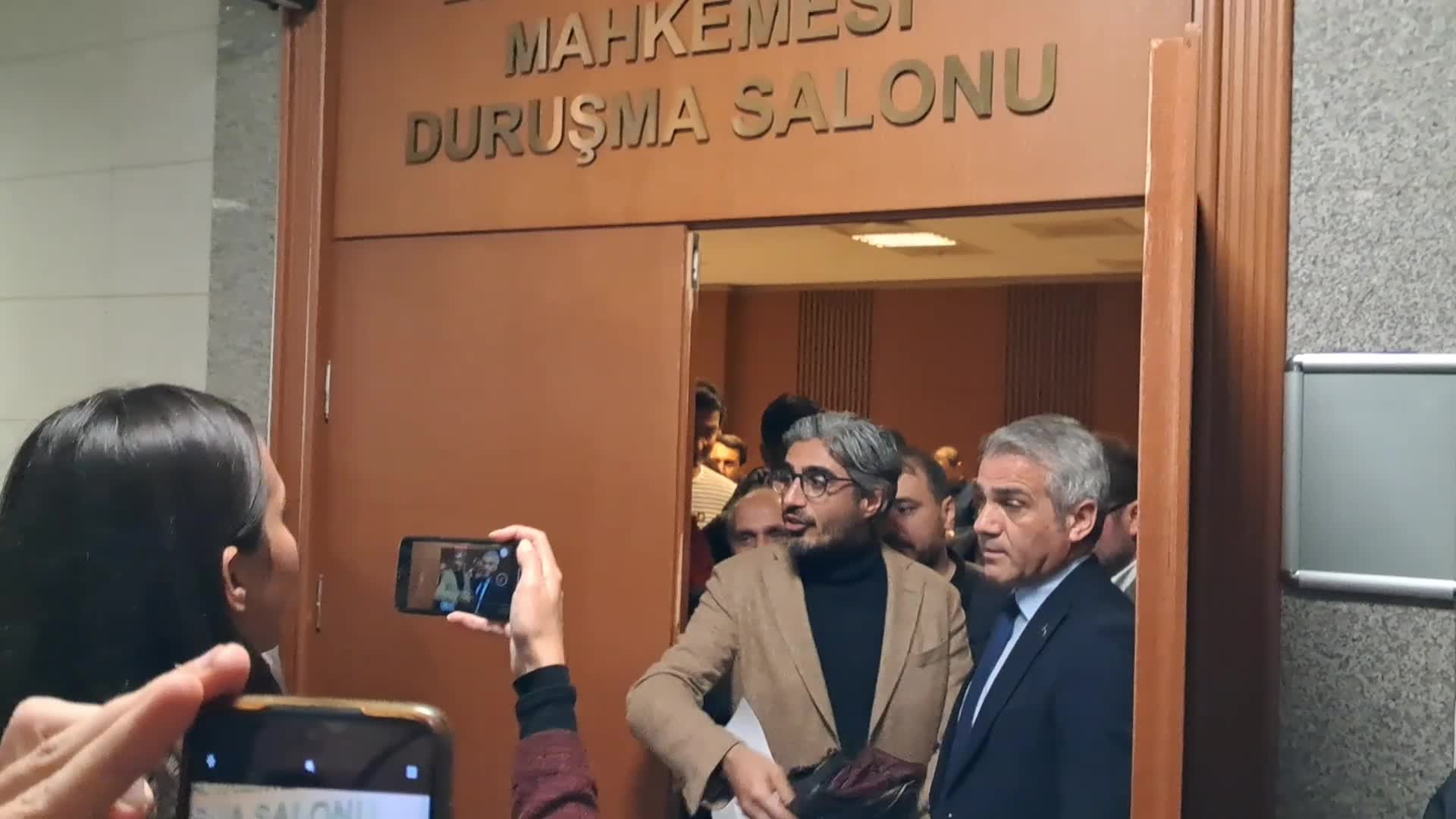 GAZETECİ BARIŞ PEHLİVAN'IN "KAMU GÖREVLİSİNE ALENEN HAKARET" SUÇUNDAN YARGILANDIĞI DAVA DÜŞÜRÜLDÜ
