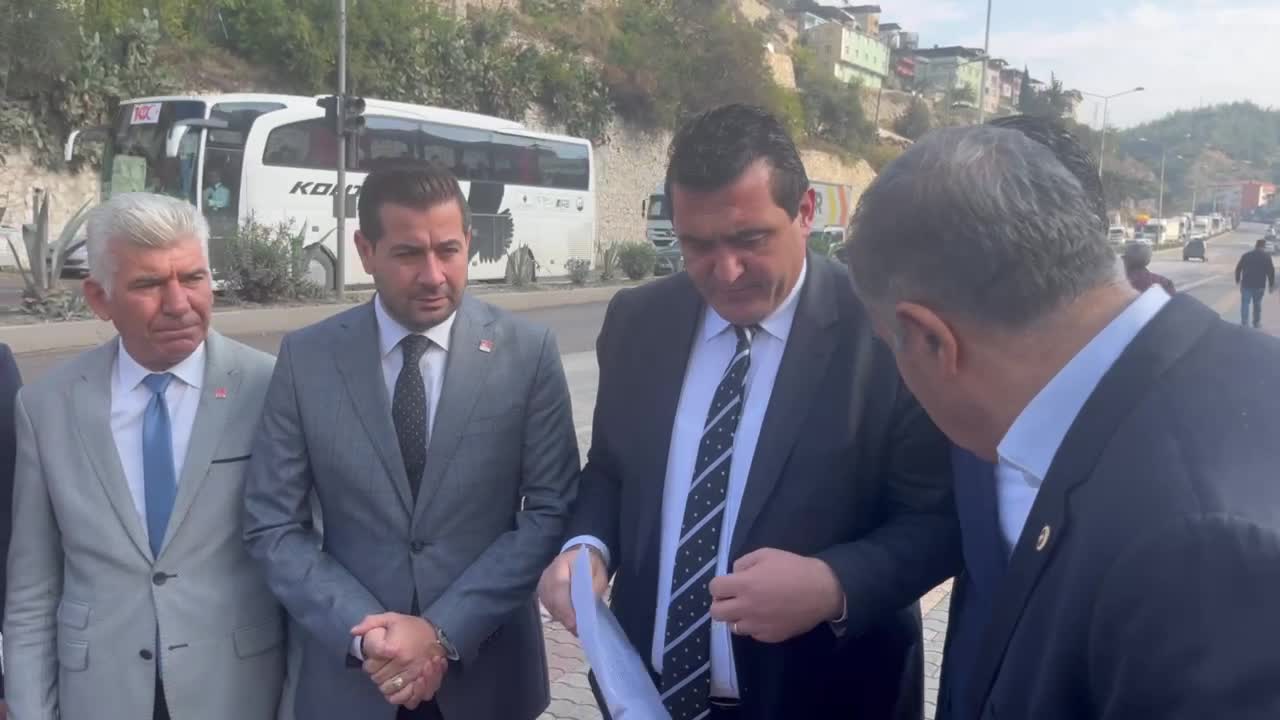 CHP GENEL BAŞKAN YARDIMCILARI ÖZÇAĞDAŞ, KARASU VE ADEM HATAY’DA… KARASU: “HATAY-ANTAKYA BAĞLANTISI YAPILAMADI. 38 KİLOMETRELİK YOLU YAPMAYA TÜRKİYE CUMHURİYETİ’NİN GÜCÜ YETMEMİŞ GÖZÜKÜYOR”