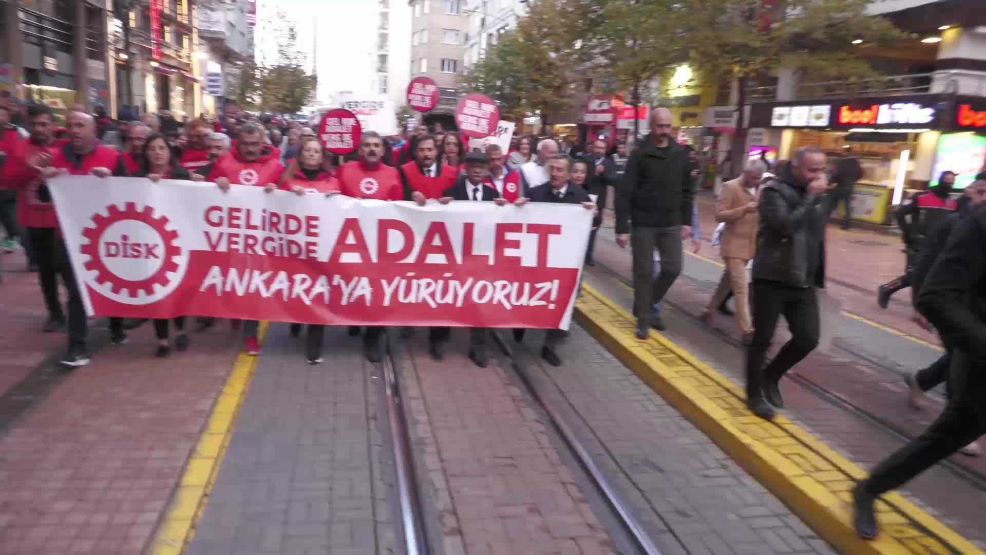 DİSK’İN İSTANBUL’DAN ANKARA’YA YÜRÜYÜŞÜ ESKİŞEHİR’DE... ÇERKEZOĞLU: “YARIN ANKARA’DA TARİHİ BİR GÜN YAŞANACAK, İŞÇİ SINIFININ SESİNİ GÜR BİÇİMDE ÇIKARDIĞI BİR GÜN OLACAK”