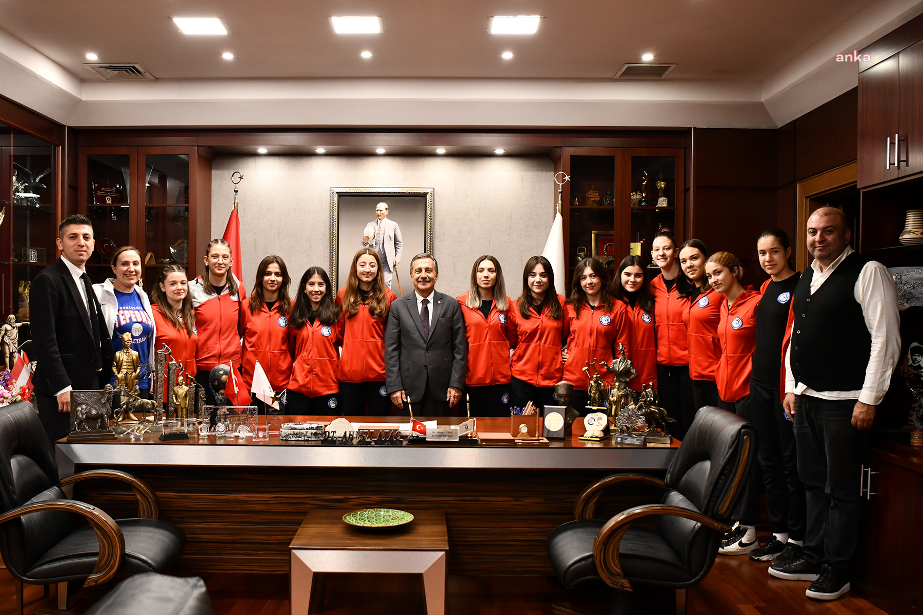 ŞAMPİYON GENÇLERDEN TEPEBAŞI BELEDİYE  BAŞKANI ATAÇ’A ZİYARET