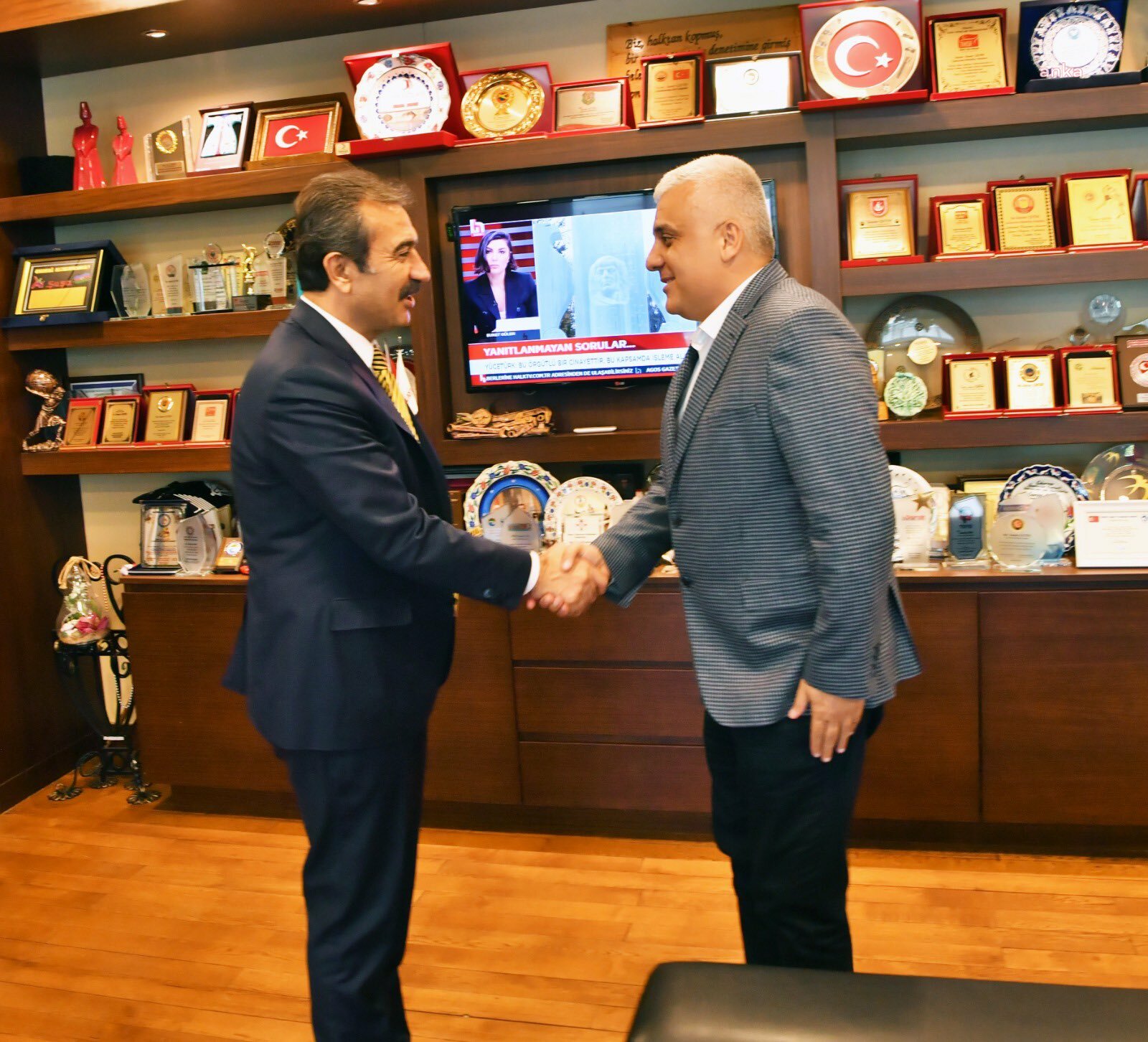 ÇUKUROVA BELEDİYESİ İŞÇİLERİNİN EK ZAM SEVİNCİ