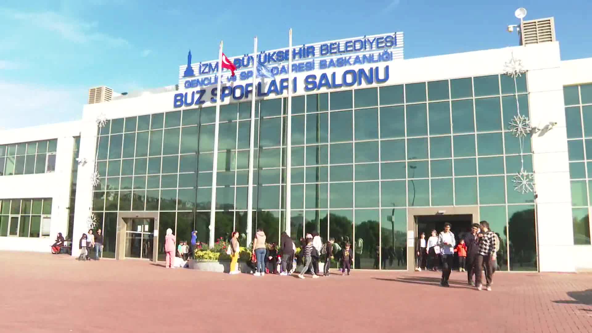 İZMİR AŞIK VEYSEL BUZ SPORLARI SALONU'NDA TATİL YOĞUNLUĞU