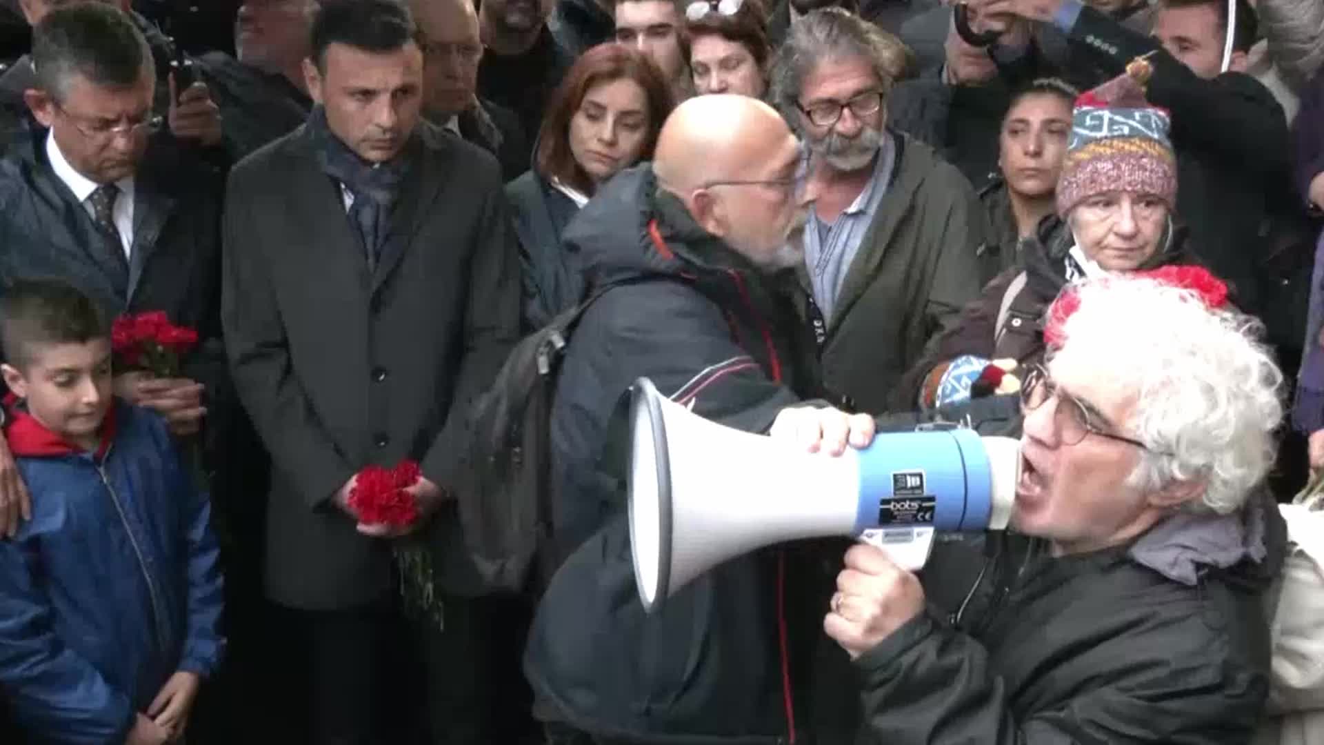 “HRANT’IN ARKADAŞLARI”NDAN DİNK’İN ÖLDÜRÜLDÜĞÜ YERDE ANMA: “BU KARANLIK CİNAYETİN ARKASINDAKİ KÖTÜLÜK ORTAYA ÇIKARILANA KADAR DAVANIN PEŞİNİ BIRAKMAYACAĞIZ”
