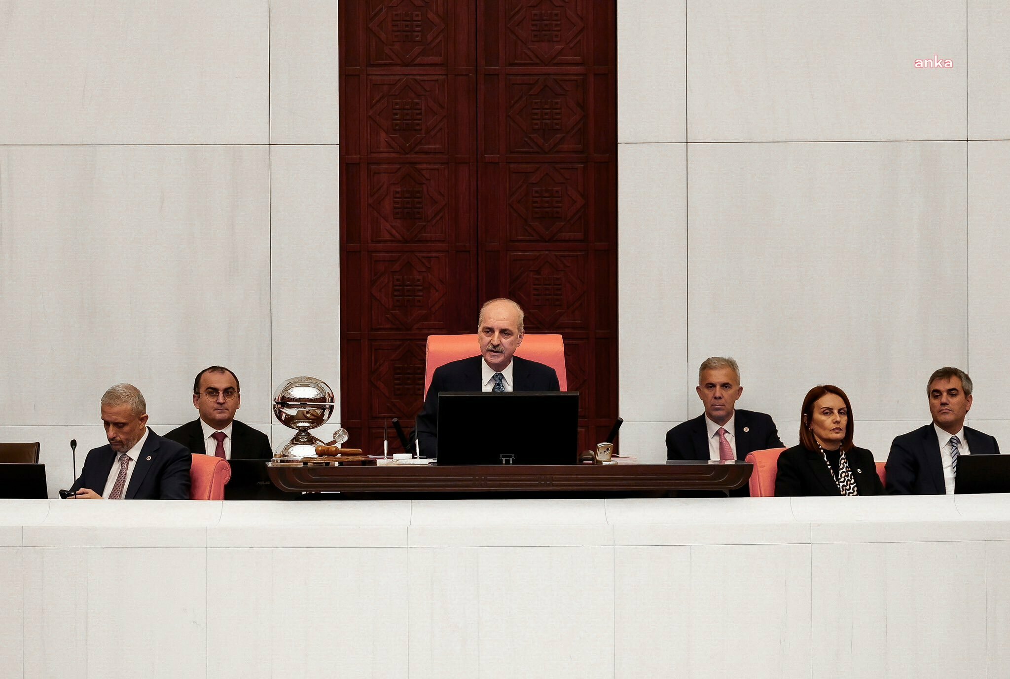 TBMM BAŞKANI KURTULMUŞ: “ÇOCUKLARIMIZA HAK ETTİKLERİ, ÇİÇEKLERLE BEZELİ, SOKAKLARINDA GÜLÜCÜKLERİN YANKILANDIĞI, KALPLERİ GİBİ TERTEMİZ BİR DÜNYA KURMAK ZORUNDAYIZ”