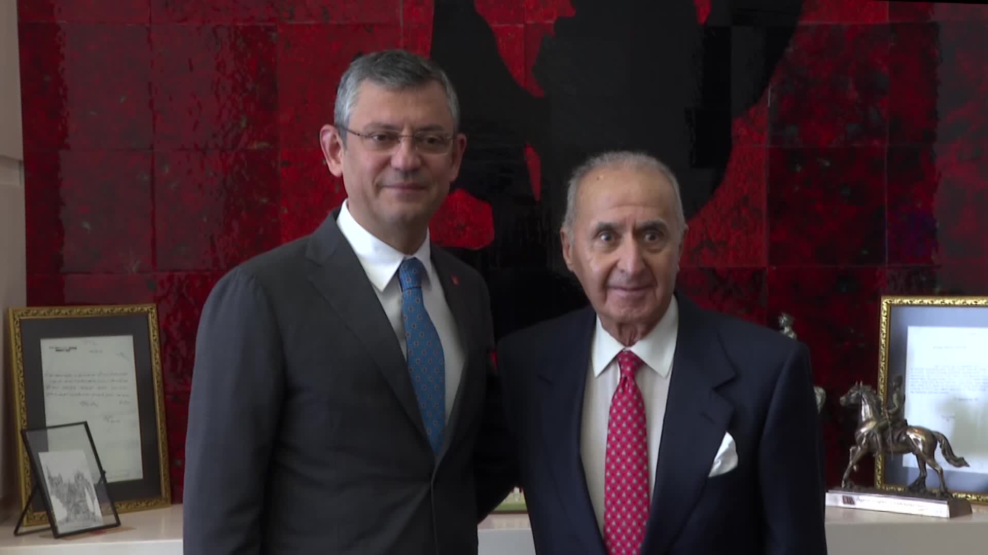CHP GENEL BAŞKANI ÖZGÜR ÖZEL, HİKMET ÇETİN İLE BİRLİKTE MYK TOPLANTISINA KATILDI