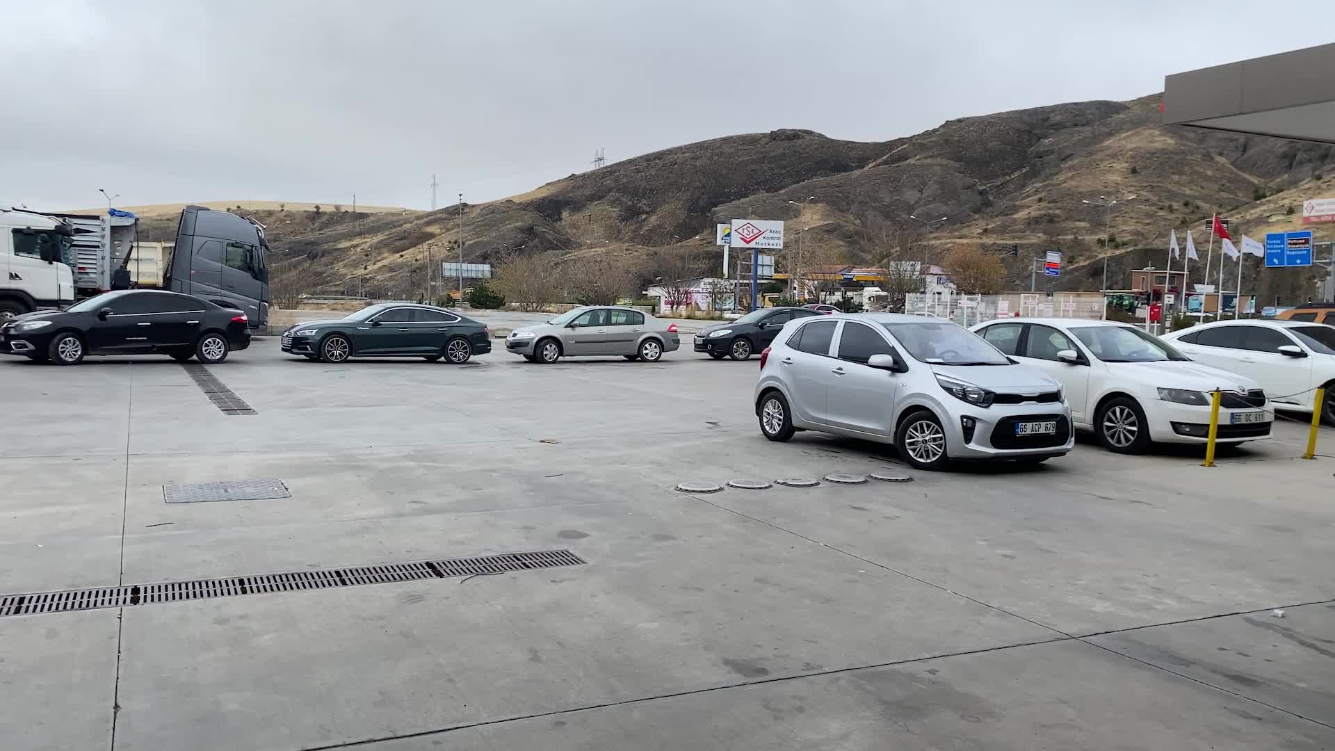 YOZGAT’TA HAVALAR SOĞUYUNCA SÜRÜCÜLER YAZLIK LASTİKLERİNİ KIŞLIKLARLA DEĞİŞTİRMEYE BAŞLADI
