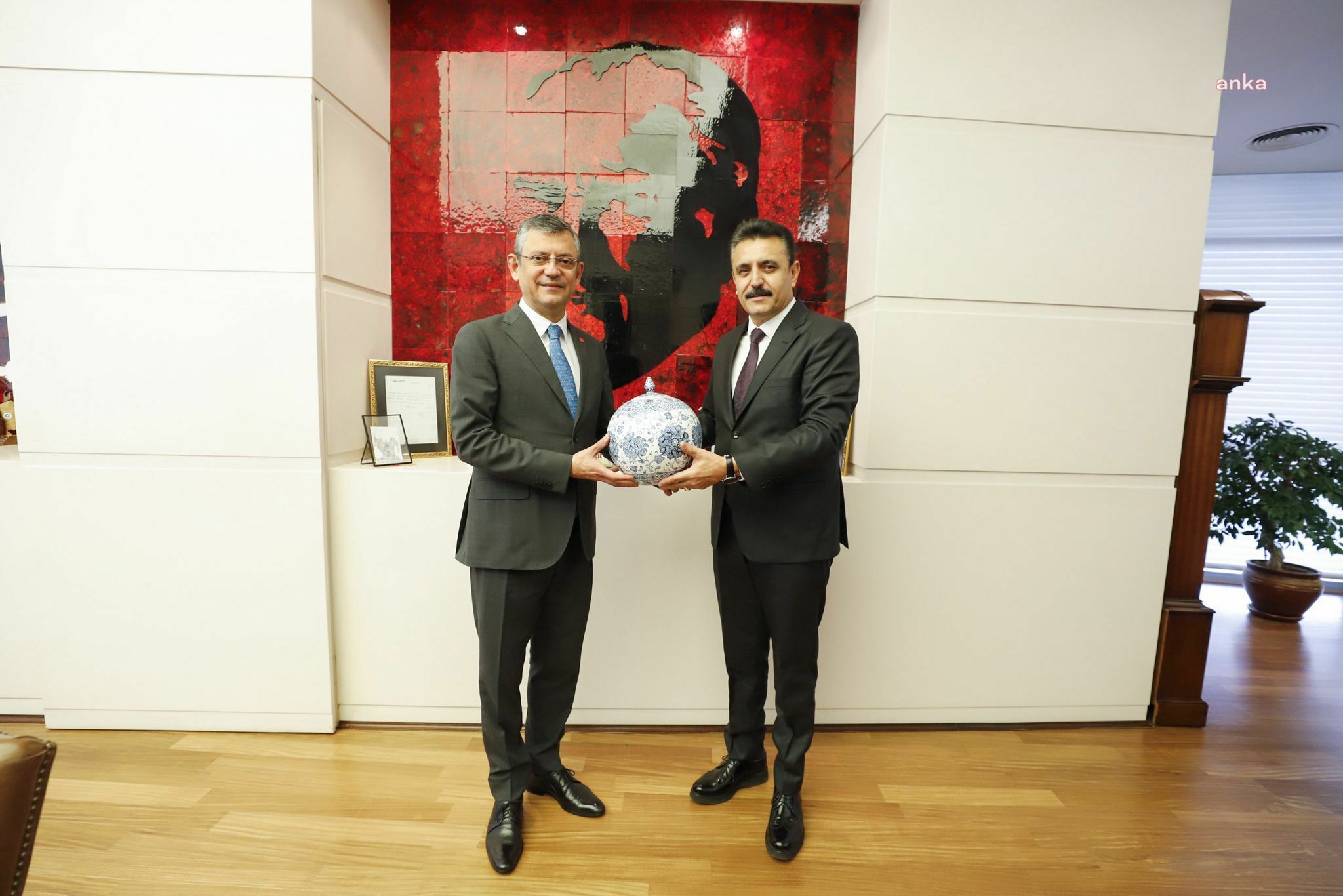 DİKİLİ BELEDİYE BAŞKANI KIRGÖZ’DEN CHP GENEL BAŞKANI ÖZEL’E ZİYARET