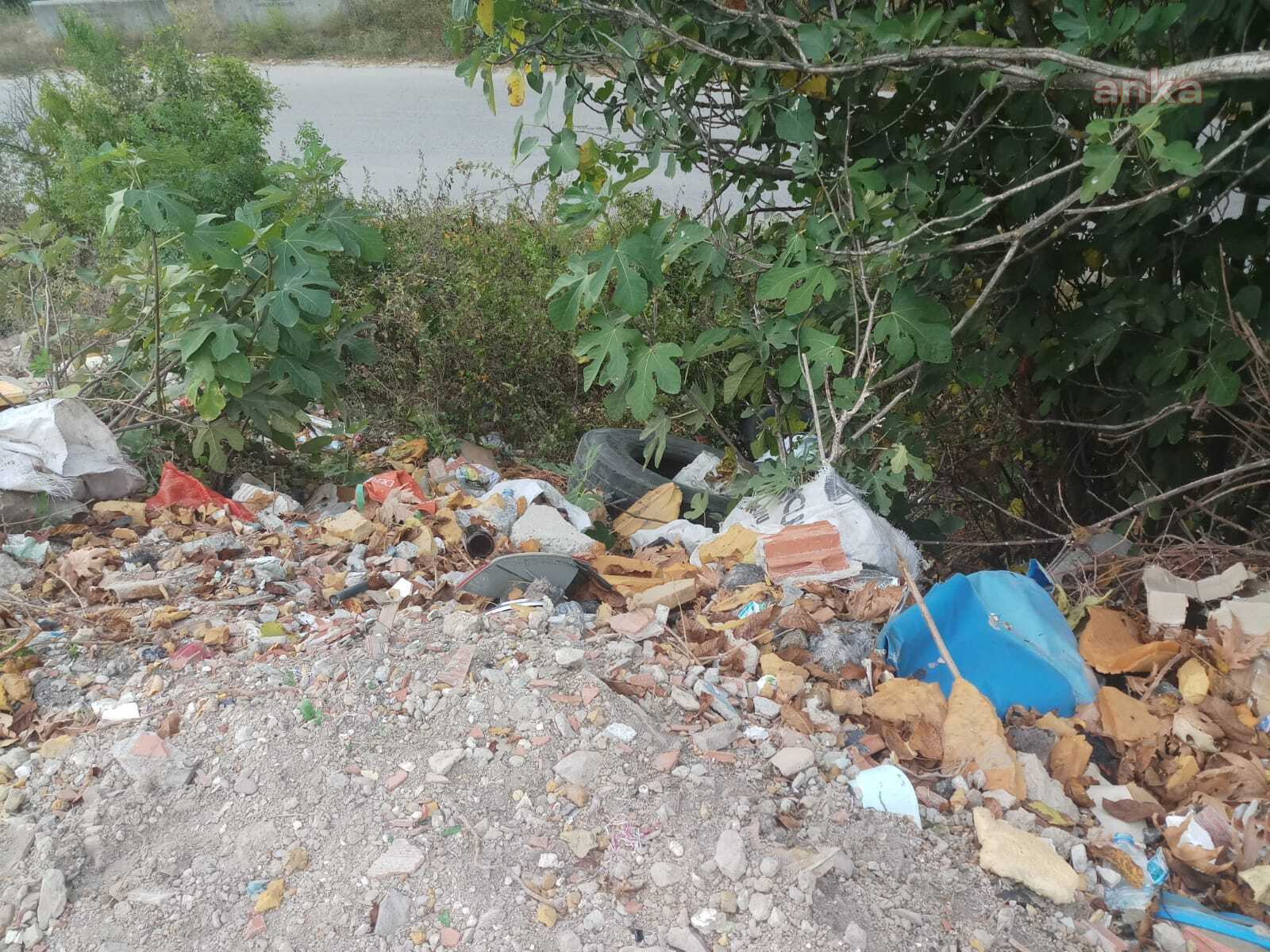 İZMİT BELEDİYESİ'NDEN DOĞAYA DÖKÜLEN ATIKLARA ANINDA MÜDAHALE