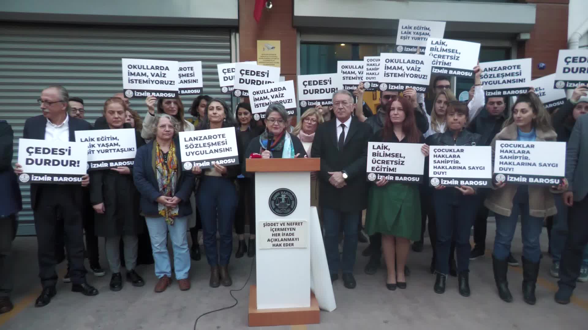 İZMİR BAROSU’NDAN ‘20 KASIM DÜNYA ÇOCUK HAKLARI GÜNÜ’ EYLEMİ: “TBMM’DE DAİMİ ÇOCUK HAKLARI KOMİSYONU KURULMALI”