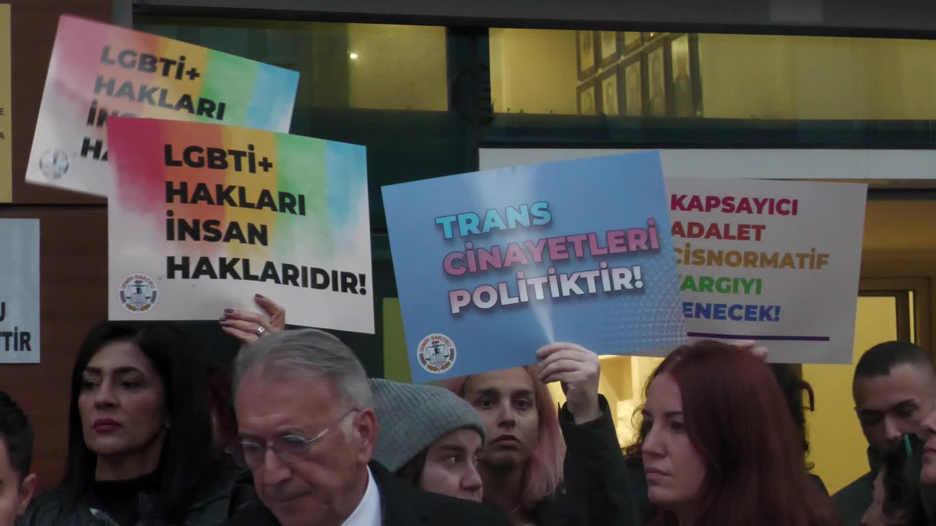 İZMİR’DE LGBT FLAMASINA ‘YASAK’ MÜDAHALESİ... BARO ÖNÜNDE ARBEDE YAŞANDI