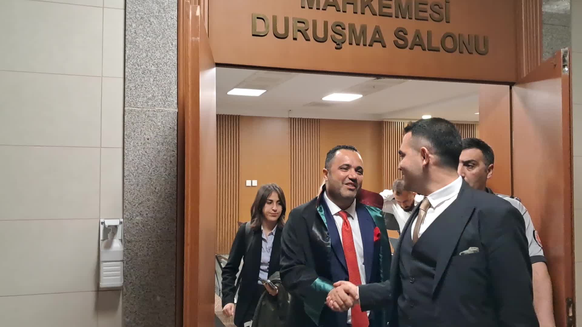 FUTBOLCULARI DOLANDIRDIĞI İDDİASIYLA BİR BANKANIN ŞUBE MÜDÜRÜNÜN DE ARALARINDA BULUNDUĞU 4'Ü TUTUKLU 7 SANIK HAKİM KARŞISINA ÇIKTI, 2 SANIK TAHLİYE EDİLDİ