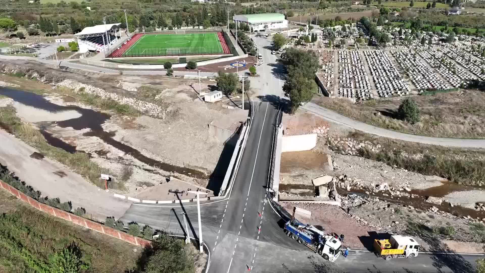 İZMİR'DE 60 YILLIK NİF ÇAYI KÖPRÜSÜ YENİLEREK TRAFİĞE AÇILDI