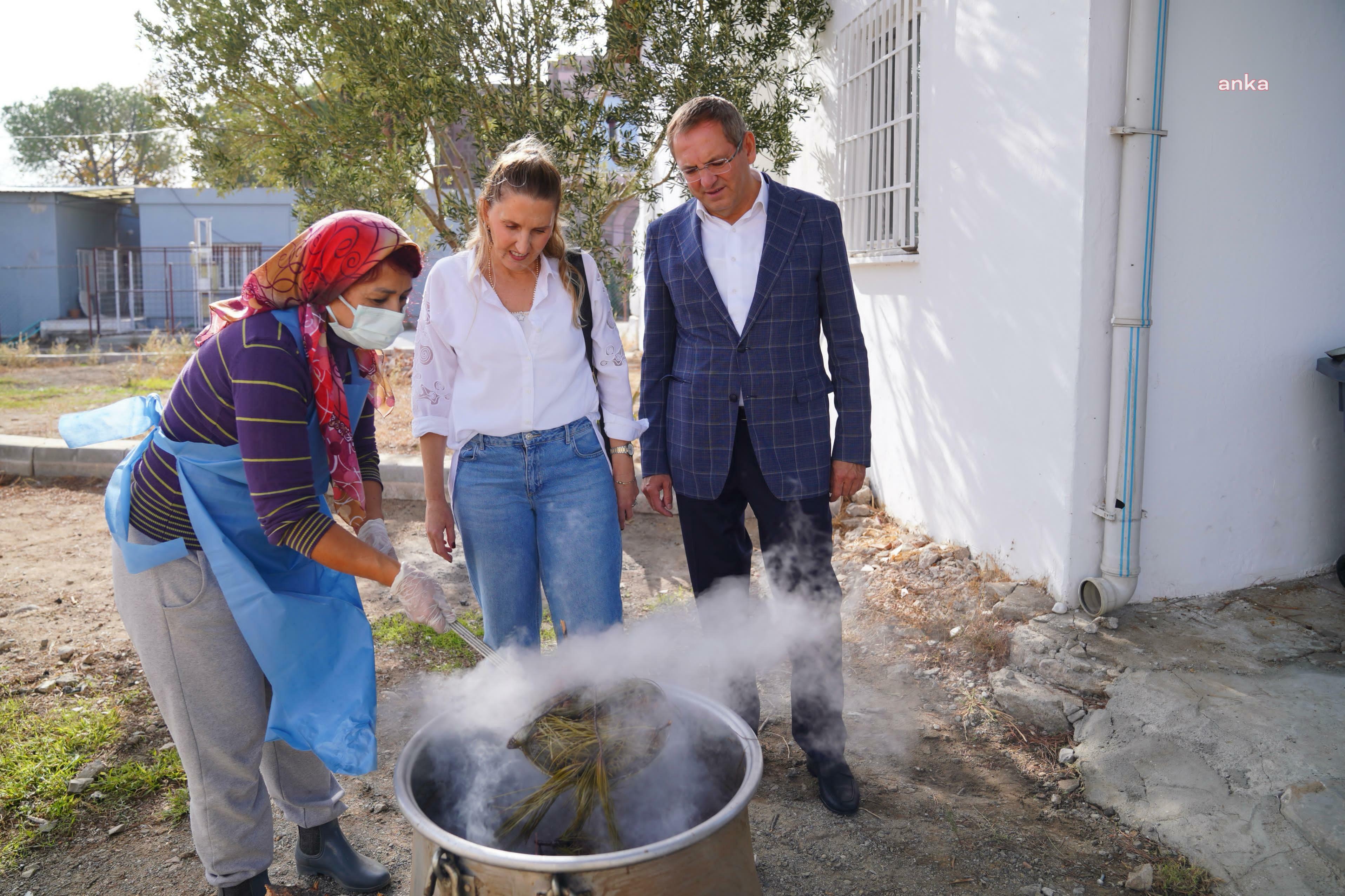 AYVALIKLI KADINLARIN KIŞ HAZIRLIĞI EL EMEĞİ ÜRÜNLERİ RAFLARDA YERİNİ ALDI