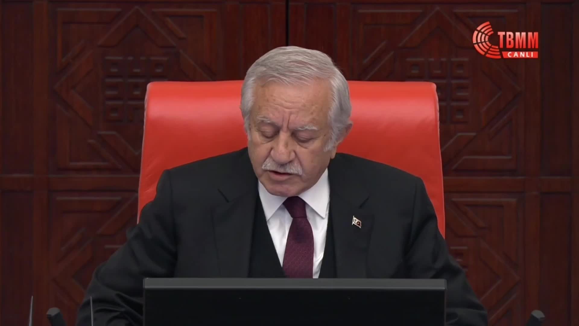 TBMM GENEL KURULU’NDA, TARTIŞMA ÇIKTI... HEDEP MİLLETVEKİLLERİ KÜRSÜYÜ İŞGAL EDEREK ALKIŞLI - ZILGITLI EYLEM YAPTI