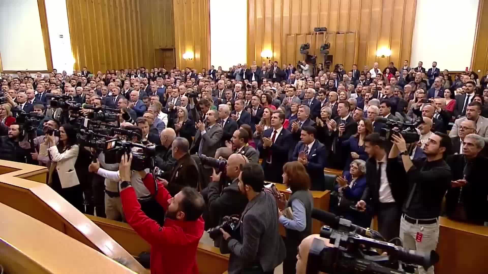 ÖZGÜR ÖZEL: "ERDOĞAN, SEN NE DEĞİŞTİRECEKSİN BİLMİYORUM. NE DEĞİŞTİRİRSEN DEĞİŞTİR AMA EMİN OL BİZİMLE BİRLİKTE ANAYASA DEĞİŞTİREMEYECEKSİN. ANAYASA ERDOĞAN İÇİN DEĞİL HER DOĞAN İÇİN YAPILIR O DA TOPLUMSAL MUTABAKATLA YAPILIR"