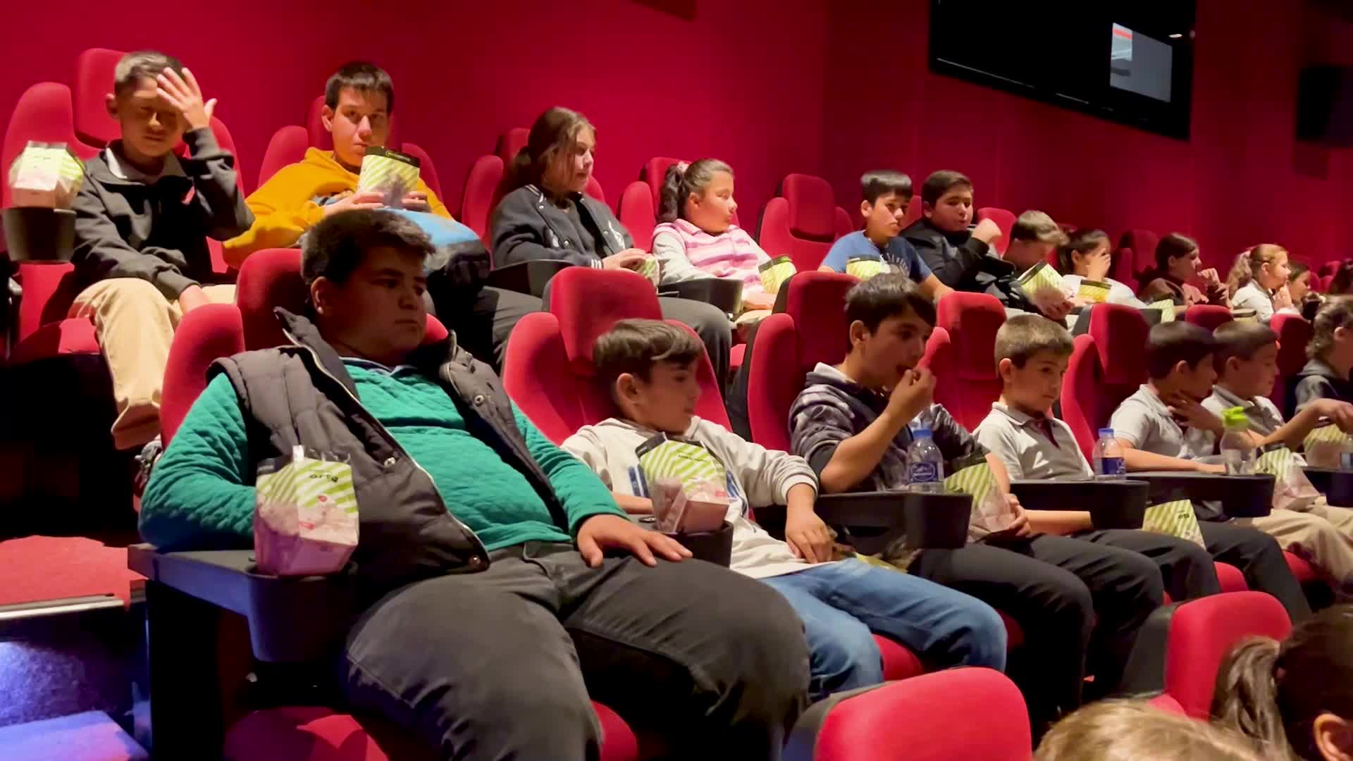 TARSUS BELEDİYE BAŞKANI BOZDOĞAN DÜNYA ÇOCUK HAKLARI GÜNÜ'NDE ÇOCUKLARLA FİLM İZLEDİ