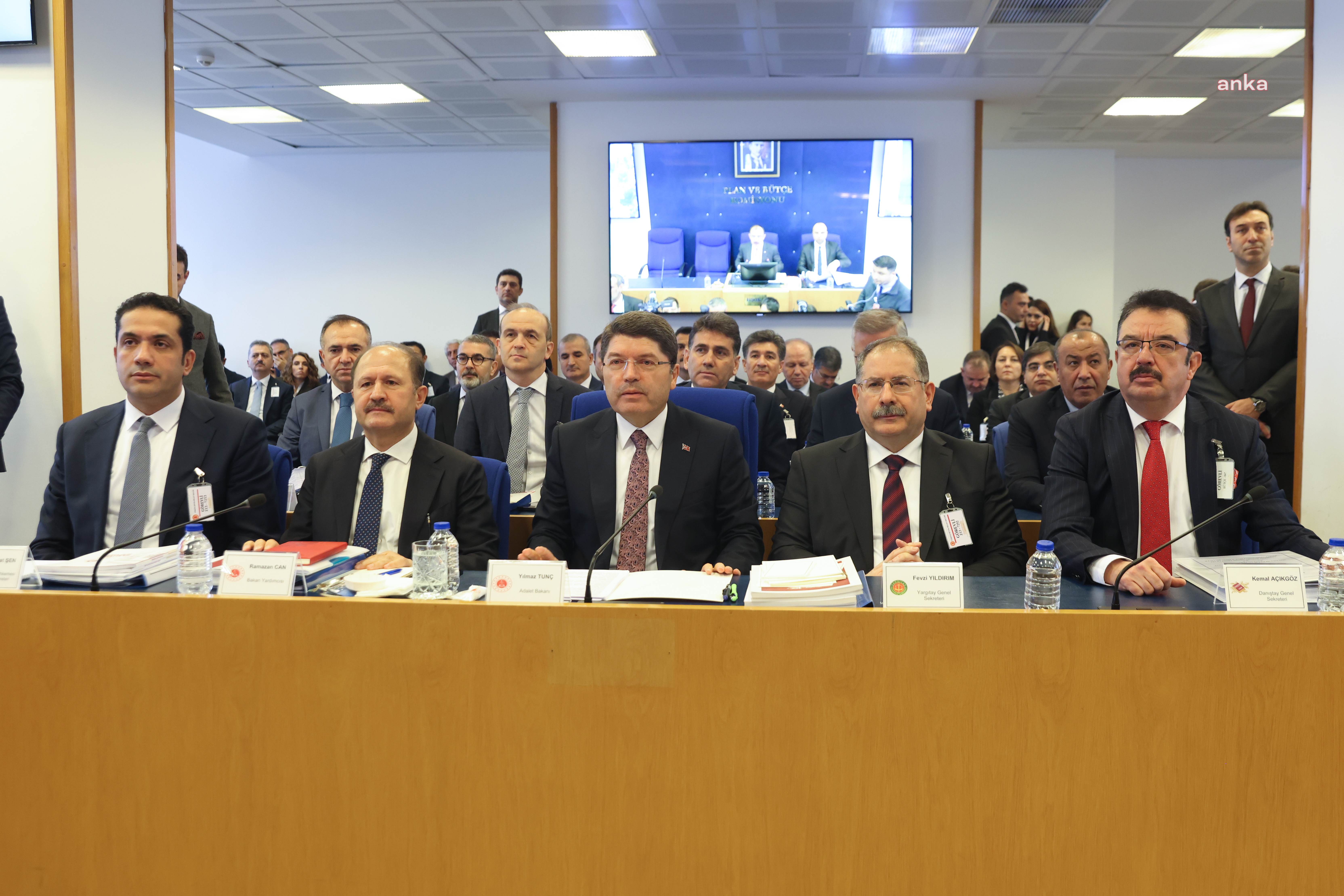 ADALET BAKANI TUNÇ: HEP ADALET BAKANINI SIKIŞTIRIYORSUNUZ, SAĞ TARAFIMDA ANAYASA MAHKEMESİ VAR, SOL TARAFIMDA YARGITAY VE DANIŞTAY VAR. BİR ARADAYIZ
