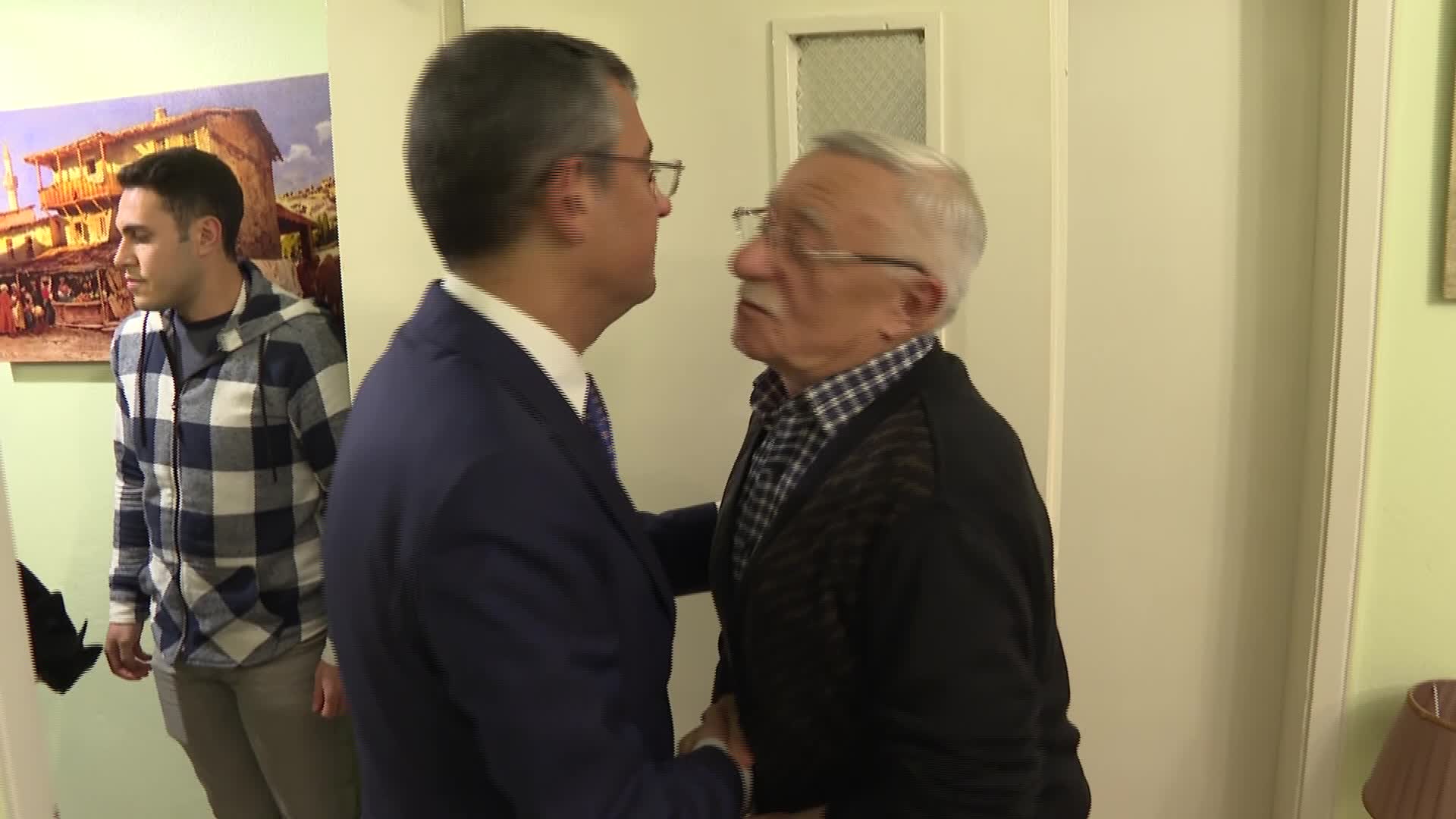 ÖZGÜR ÖZEL, CHP ALTINDAĞ KADIN KOLLARI İLÇE BAŞKANI EYLEM BALCI'NIN AİLESİNE TAZİYE ZİYARETİNDE BULUNDU