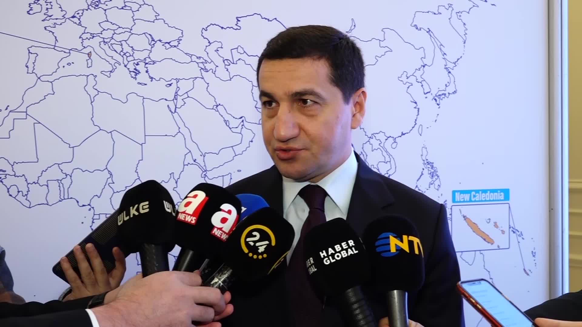 HİKMET HACIYEV: “EĞER ERMENİSTAN İYİ NİYET GÖSTERİRSE BİZ BARIŞ ANLAŞMASI İMZALANMAMASI İÇİN HERHANGİ BİR SIKINTI GÖRMÜYORUZ. BİZİM İÇİN BU SAVAŞ BİTMİŞTİR, TOPRAKLARIMIZIN EGEMENLİĞİNDEN EMİN OLUNMUŞTUR”