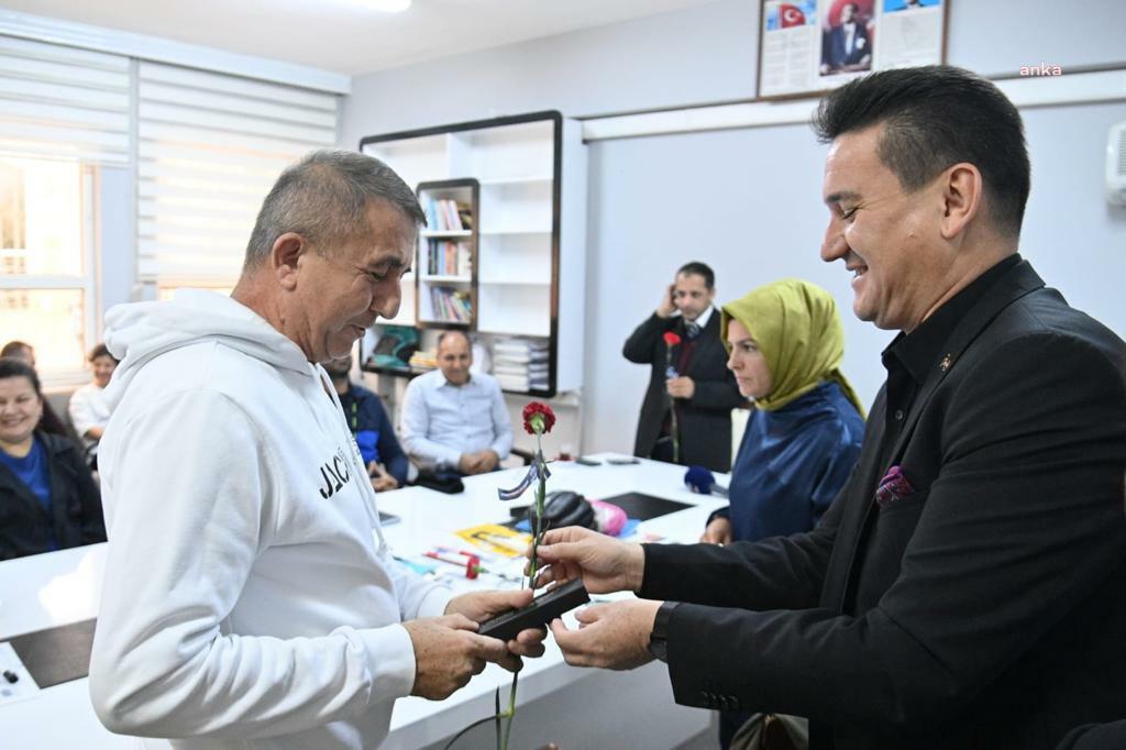 KUMLUCA BELEDİYE BAŞKANI BAŞKAN KÖLEOĞLU'NDAN ÖĞRETMENLERE KARANFİL