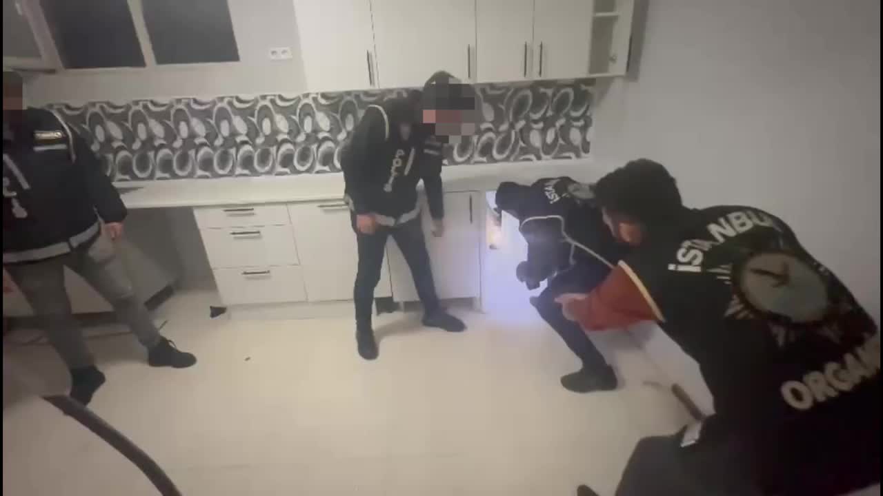 "YOLYEMEZLER" SUÇ ÖRGÜTÜ LİDERİ, BÜYÜKÇEKMECE'DEKİ BİR VİLLADA GİZLİ BÖLMEDE YAKALANDI