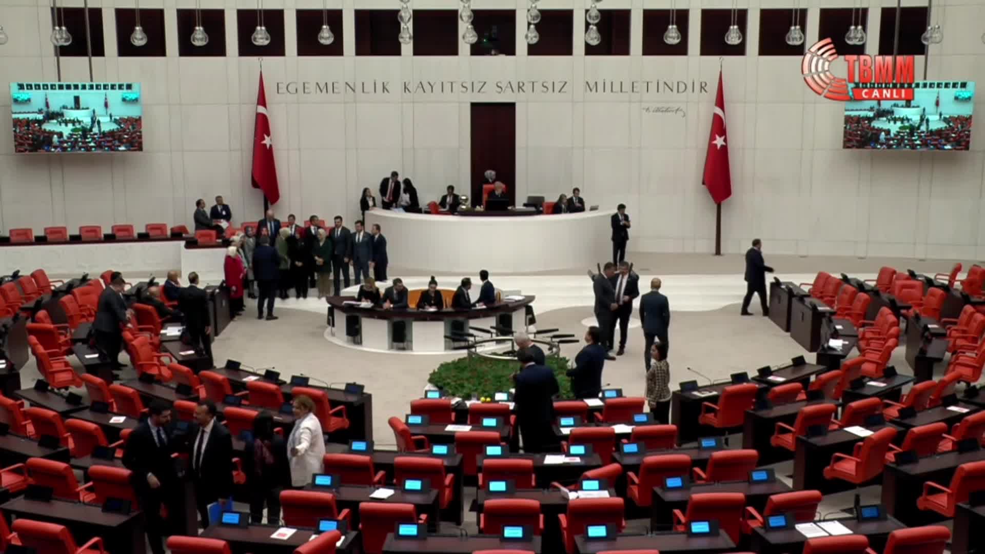 EVLENECEK ÇİFTLERE 2 YIL GERİ ÖDEMESİZ KREDİ VERİLMESİNİ DE AMAÇLAYAN AİLE VE GENÇLİK FONU KURULMASI HAKKINDA KANUN TEKLİFİ, TBMM GENEL KURULU’NDA KABUL EDİLDİ