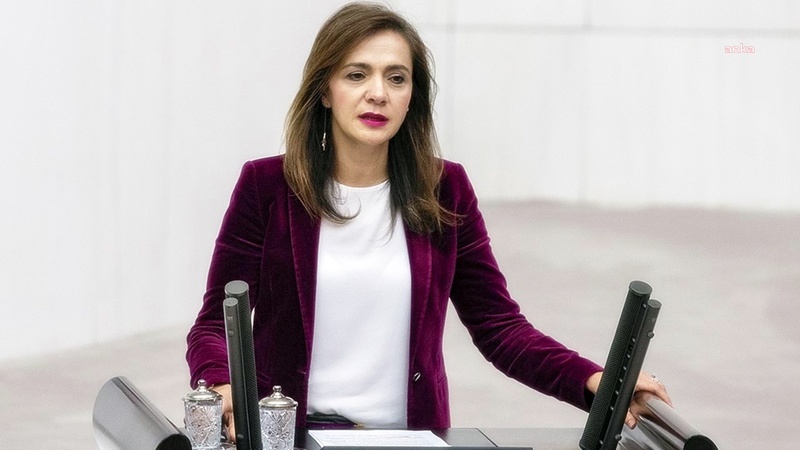 GAMZE AKKUŞ İLGEZDİ: "KÜLTÜR VE TURİZM BAKANLIĞI'NI ZARARA UĞRATTIĞI MAHKEME KARARIYLA KESİNLEŞEN GENEL MÜDÜR YARDIMCISI NASIL ÜST DÜZEY YÖNETİCİ OLARAK GÖREV YAPABİLİYOR?"
