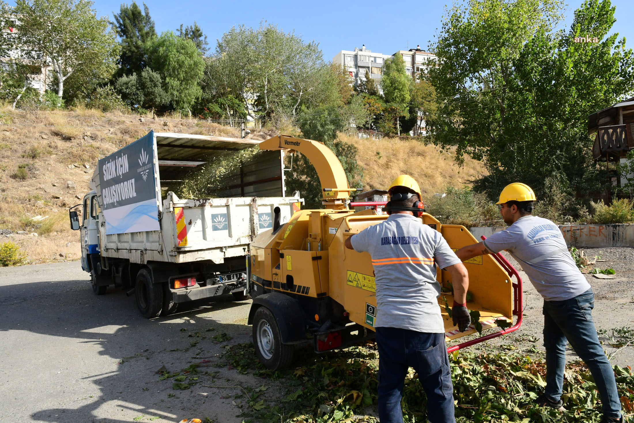KARABAĞLAR BELEDİYESİ DOĞADAN GELENİ DOĞAYA VERİYOR, BUDANAN DALLAR GÜBREYE DÖNÜŞÜYOR