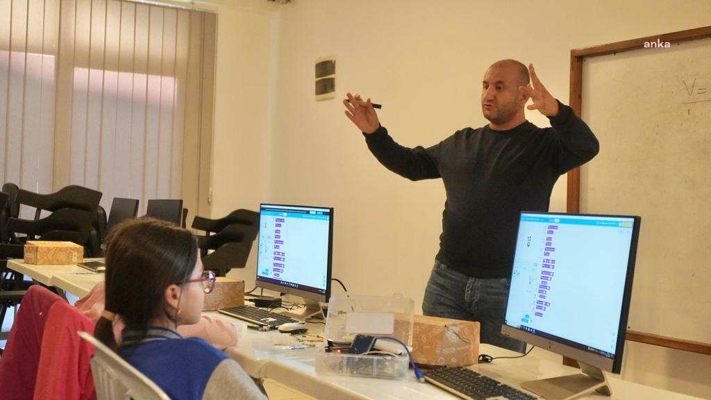 ÇEŞME'DE ROBOTİK KODLAMA EĞİTİMİ BAŞLADI