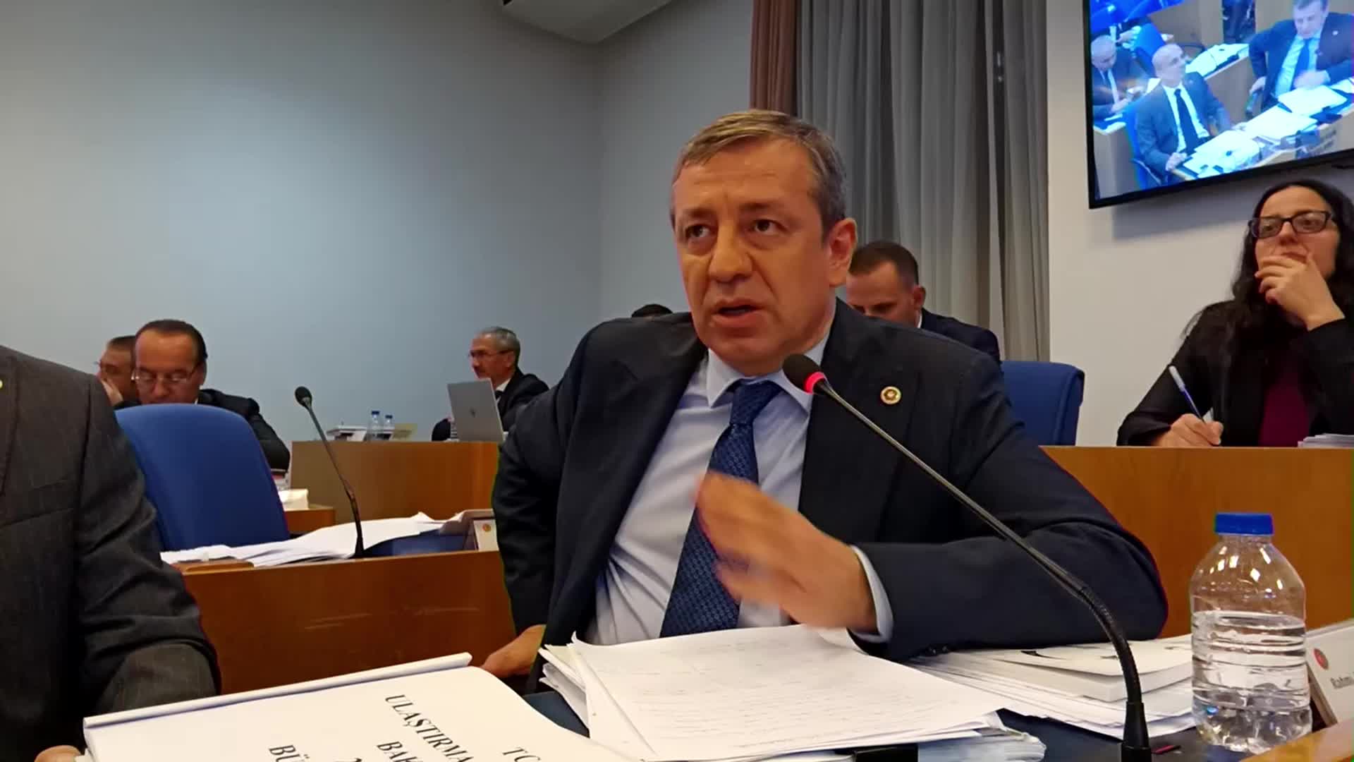 RAHMİ AŞKIN TÜRELİ: "VERİLEN YOLCU GEÇİŞ GARANTİLERİ, HAVAALANLARINDA UÇUŞ GARANTİLERİ HEPSİ DE DÖVİZ CİNSİNDEN. BÖYLE BİR MODEL OLAMAZ. BU BİR KARA DELİK. BÜTÜN TÜRKİYE'NİN KAYNAKLARINI YUTUYOR"