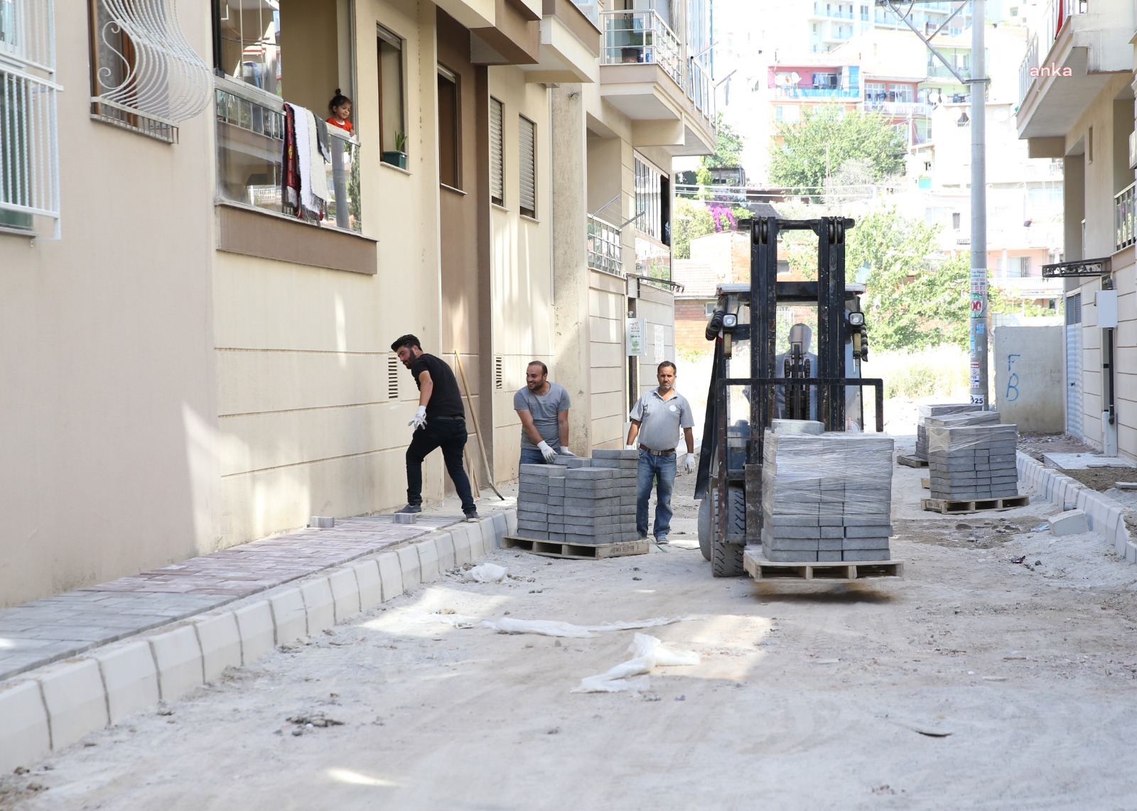 KARŞIYAKA BELEDİYESİ 1 YILDA 75 BİN METREKARE YOL ONARDI