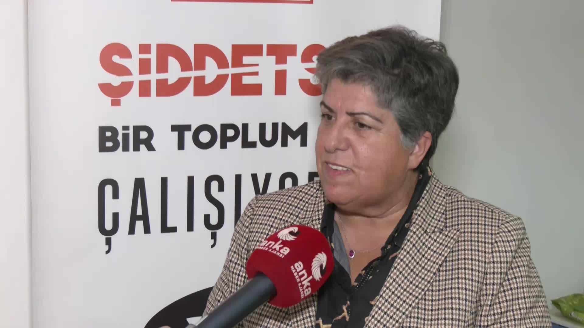 TÜRKİYE'DE SON 10 AYDA 348 KADIN CİNAYETİ İŞLENDİ. 2008’DEN BU YANA 4200’ÜN ÜZERİNDE KADIN ÖLDÜRÜLDÜ. TKDF BAŞKANI GÜLLÜ, "TÜRKİYE; KORKULAN, YARGISINA GÜVENİLMEYEN, KADINI İKİNCİL OLARAK GÖREN BİR ZİHNİYET OLARAK KARŞIMIZA ÇIKIYOR"