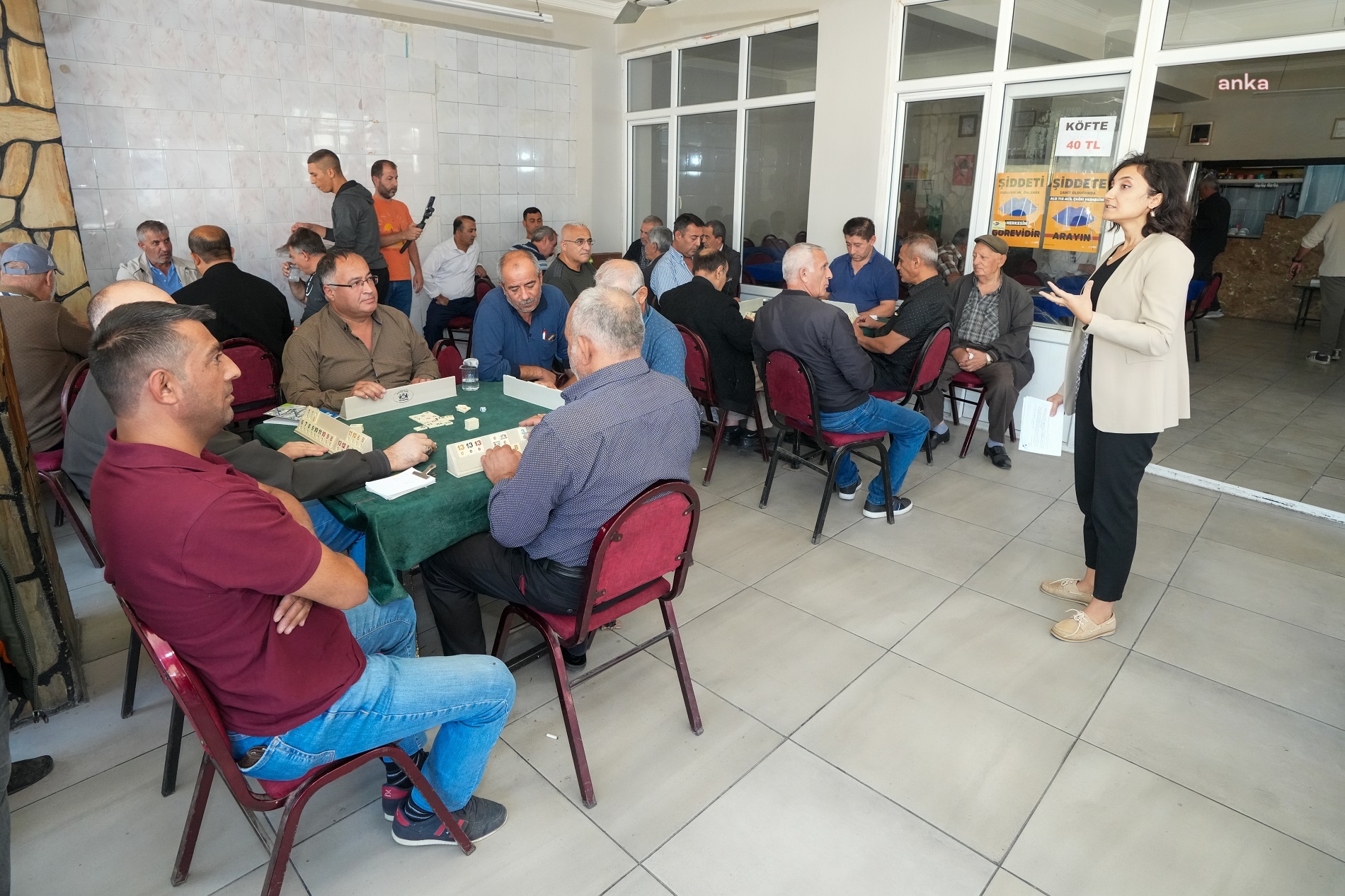 GAZİEMİR'DE KAHVEHANELERDE ŞİDDETE KARŞI FARKINDALIK ÇALIŞMASI