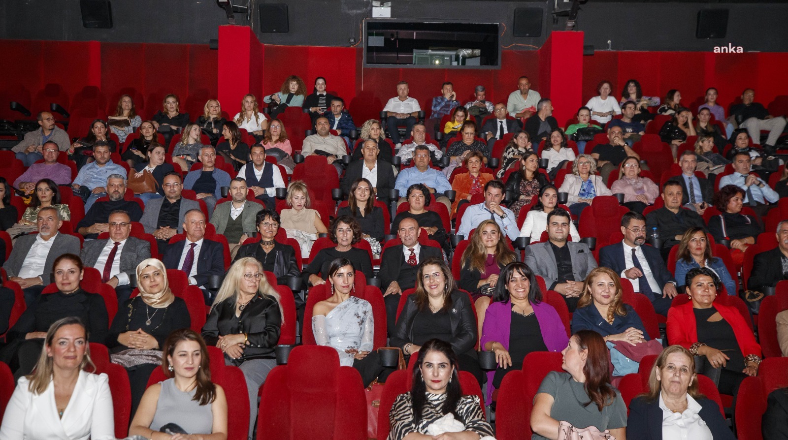 İZMİR BÜYÜKŞEHİR BELEDİYE BAŞKANI TUNÇ SOYER, ATATÜRK FİLMİNİ ÖĞRETMENLERLE İZLEDİ