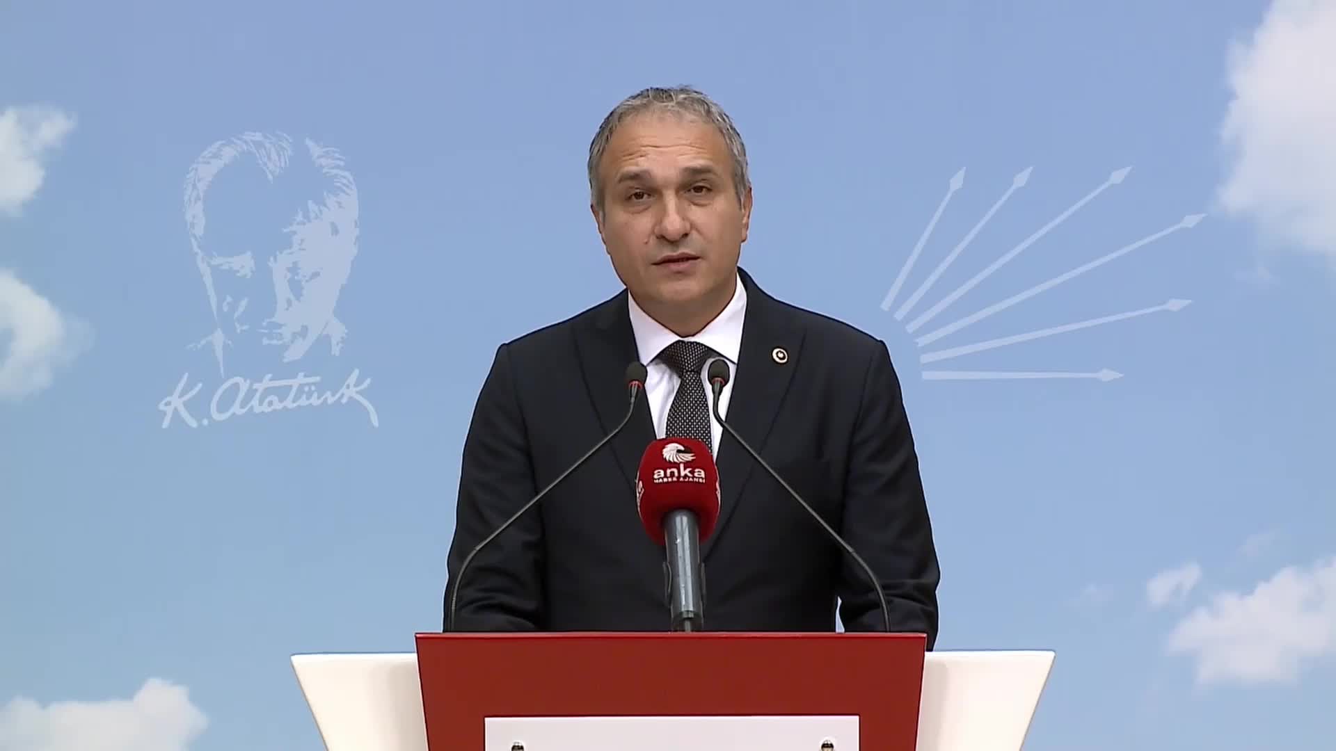 SUAT ÖZÇAĞDAŞ: “21 YILLIK AKP İKTİDARI DÖNEMİNDE ÖĞRETMENLİK MESLEĞİNİN SAYGINLIĞI YOK EDİLMİŞTİR. SAYGINLIK, ÖNLÜK VEREREK OLMAZ; SAYGINLIK, ÖĞRETMENLERE HAK ETTİKLERİ DEĞERİ VEREREK OLUR”