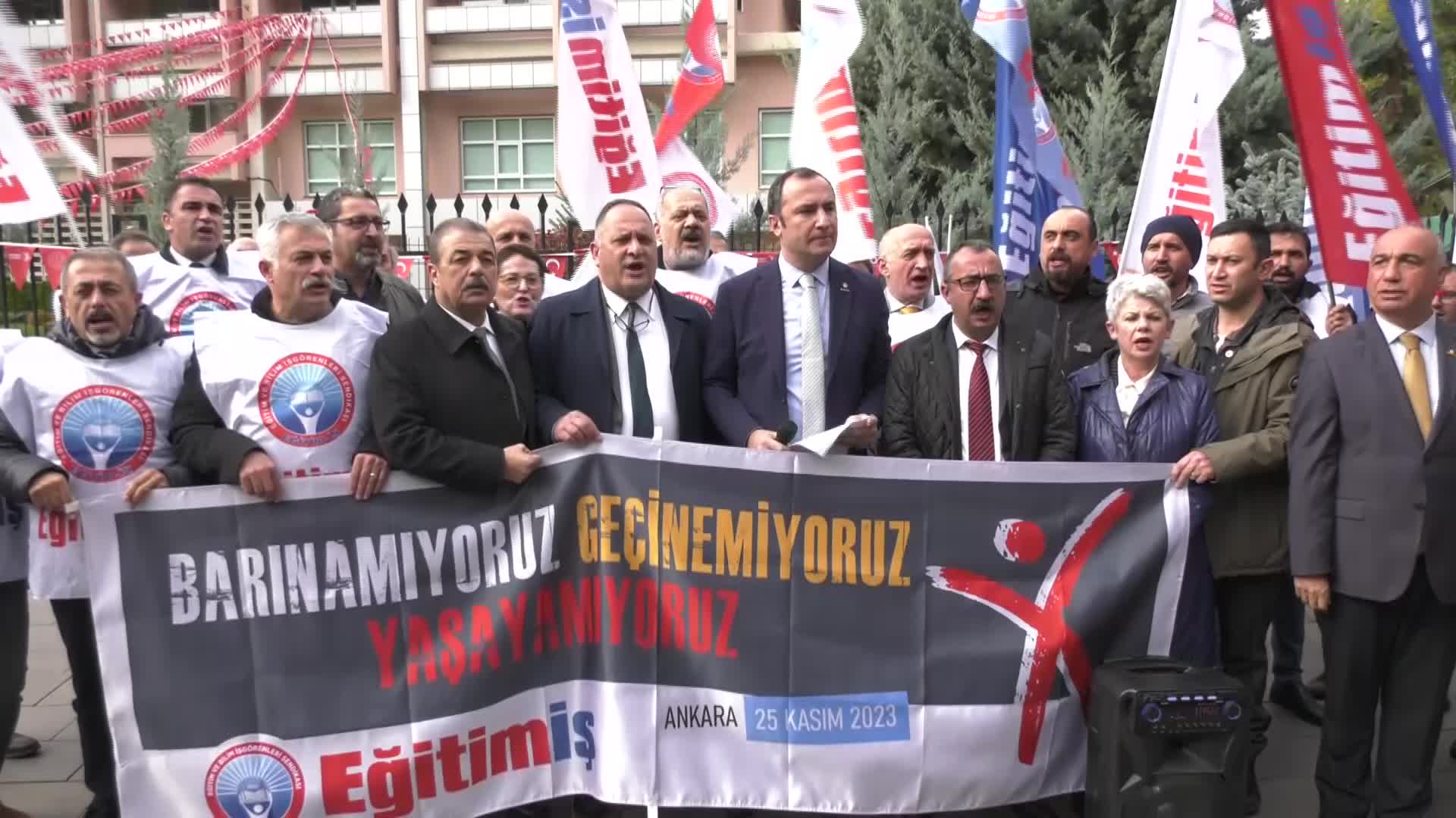 EĞİTİM -İŞ, BİR ÖĞÜN ÜCRETSİZ YEMEĞE DİKKAT ÇEKMEK İÇİN MİLLİ EĞİTİM BAKANLIĞI ÖNÜNE BOŞ TABLDOT VE SU ŞİŞESİ BIRAKTI
