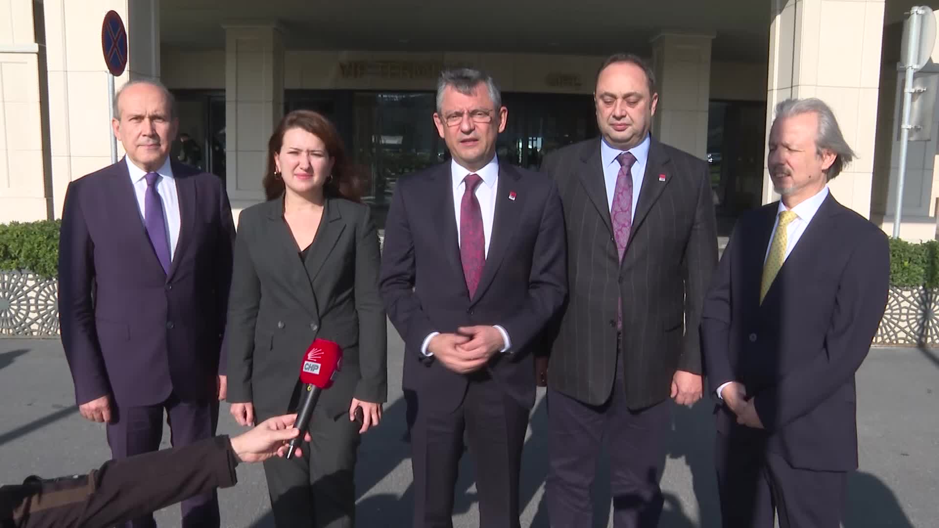 ÖZGÜR ÖZEL: “ÖĞRETMENLERİN SORUNLARININ ÇÖZÜLDÜĞÜ YARINLAR İÇİN MÜCADELEMİZİ SÜRDÜRECEĞİMİZİ SÖYLÜYORUM. HEPİNİZİN ELLERİNDEN ÖPÜYORUM ÖĞRETMENLERİM”