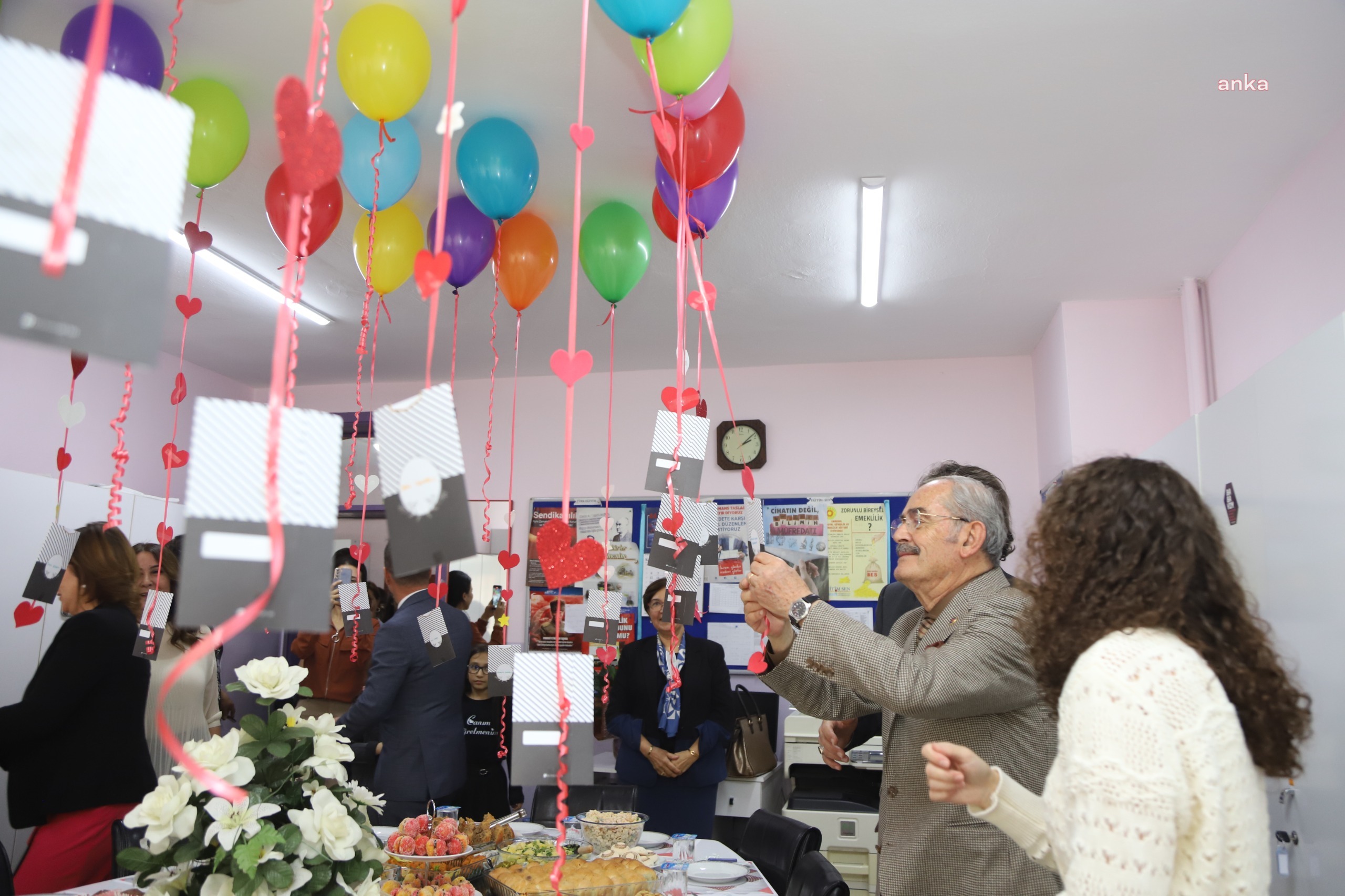 YILMAZ BÜYÜKERŞEN’E MEZUN OLDUĞU OKULDA DİPLOMA SÜRPRİZİ