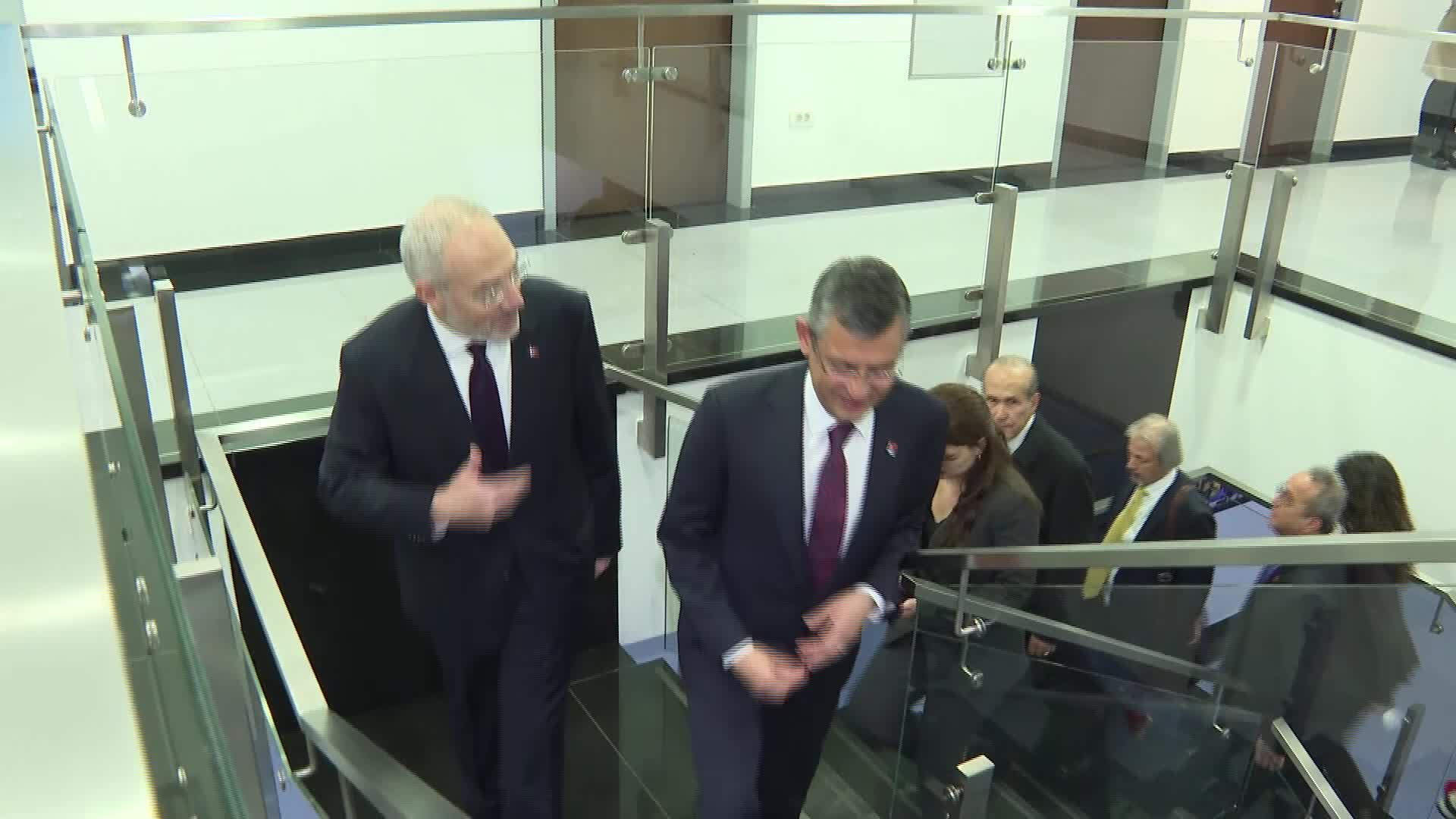 CHP GENEL BAŞKANI ÖZGÜR ÖZEL, BOSNA HERSEK'TE... ÖZEL, TÜRKİYE'NİN SARAYBOSNA BÜYÜKELÇİLİĞİNİ ZİYARET ETTİ