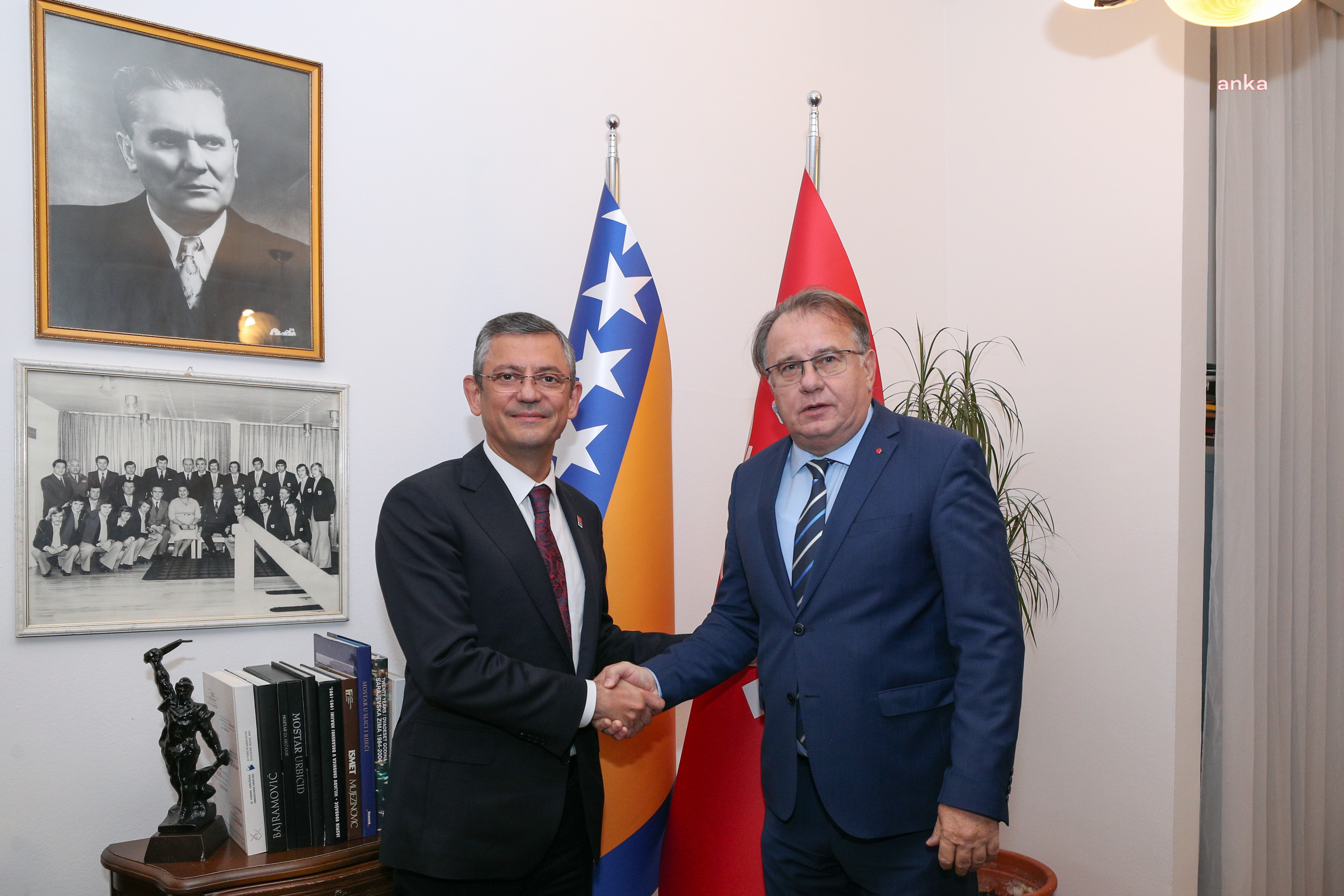 ÖZGÜR ÖZEL, BOSNA HERSEK BAŞBAKANI NİKŠİC İLE GÖRÜŞTÜ: "1995’TEKİ SOYKIRIMIN BİR BENZERİ ŞU ANDA FİLİSTİN’DE YAŞANIYOR. BÜTÜN SOSYAL DEMOKRATLAR VE SOSYALİSTLER OLARAK SESİMİZİ BİRLİKTE YÜKSELTMEMİZ GEREKİR”